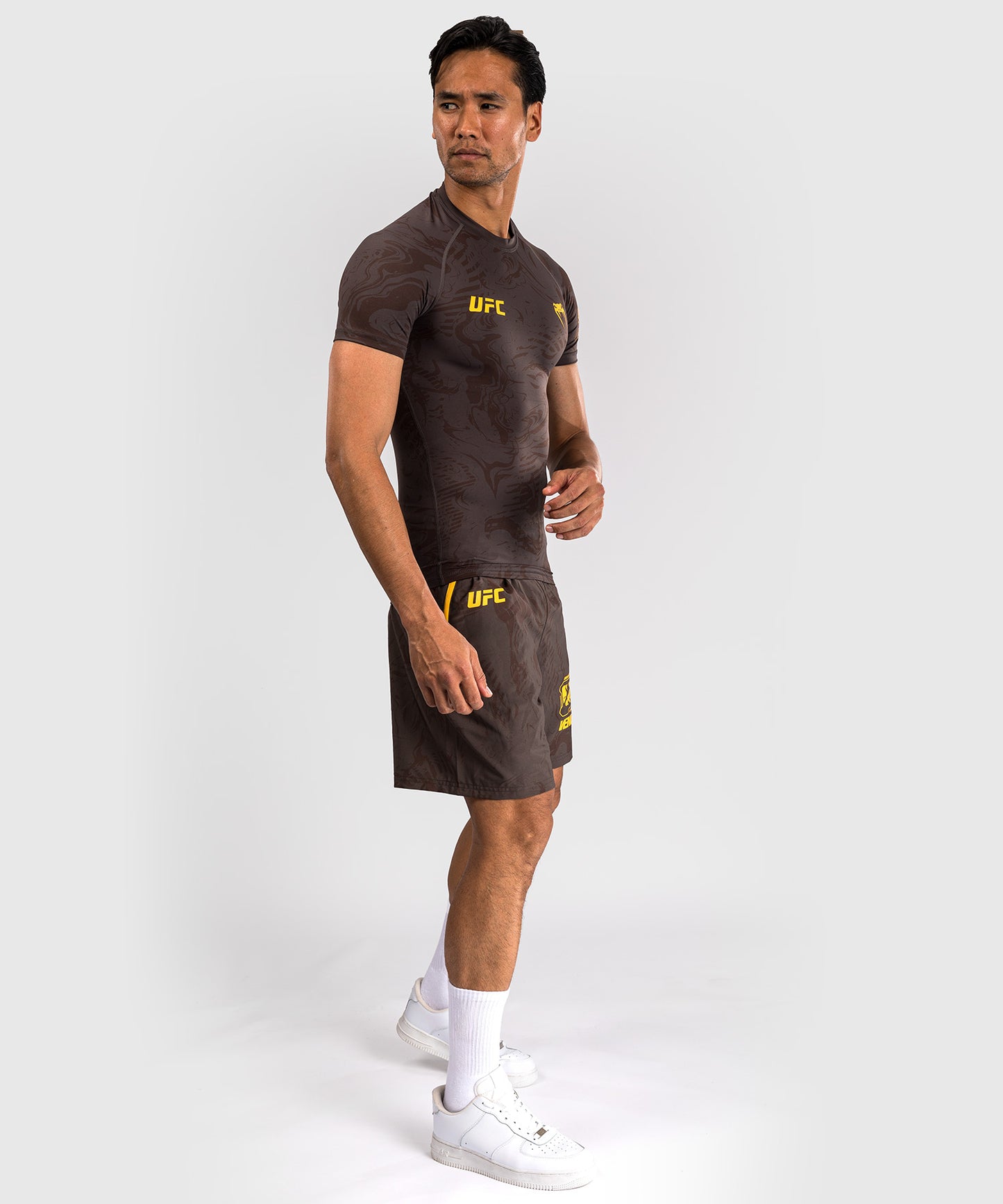 UFC Fusion by Venum Fight Week Herren Performance Kurzarm Rashguard - Erdiges Braun