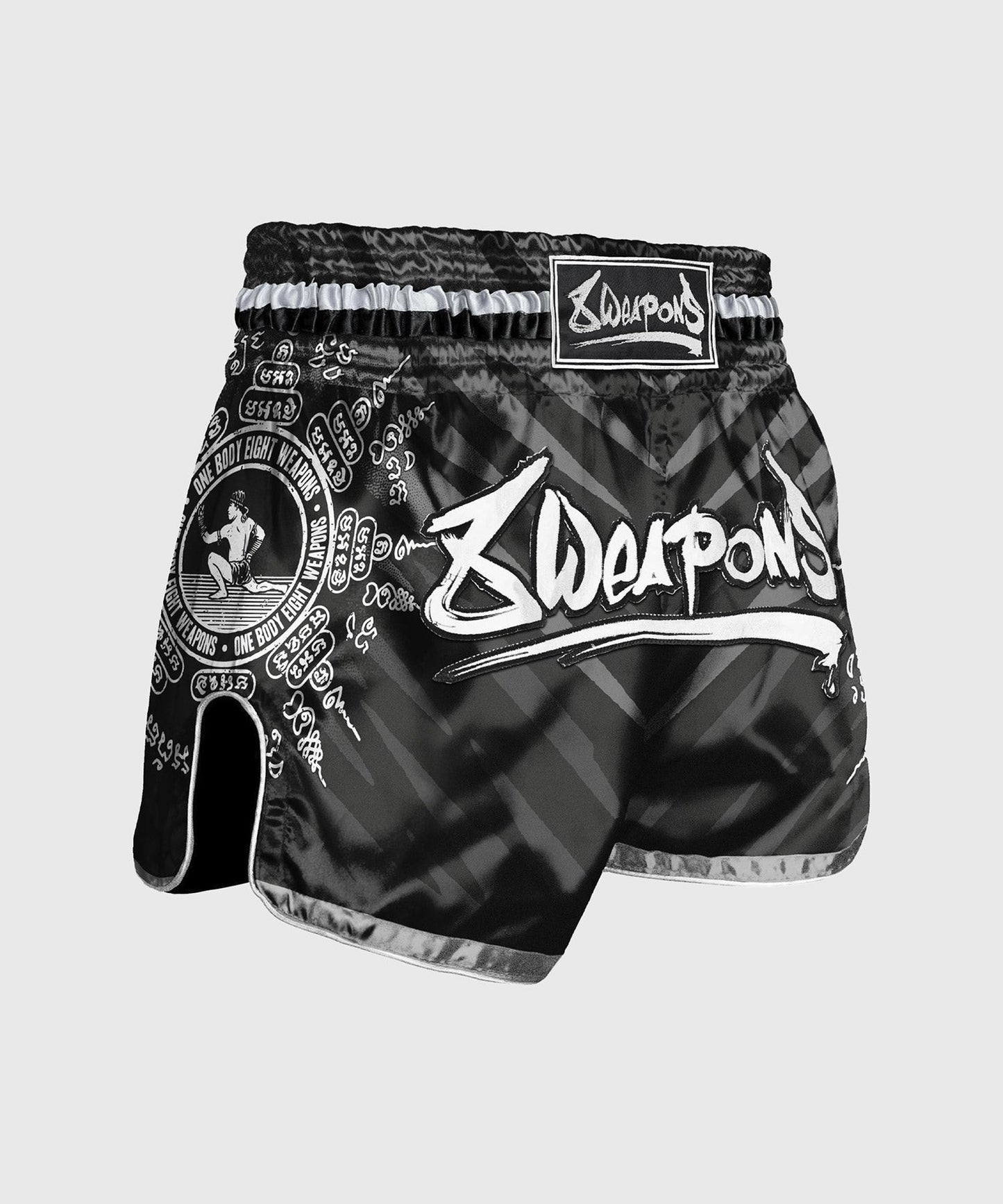 8 Weapons 8 Ways Yant Muay Thai Shorts - Schwarz/Silber