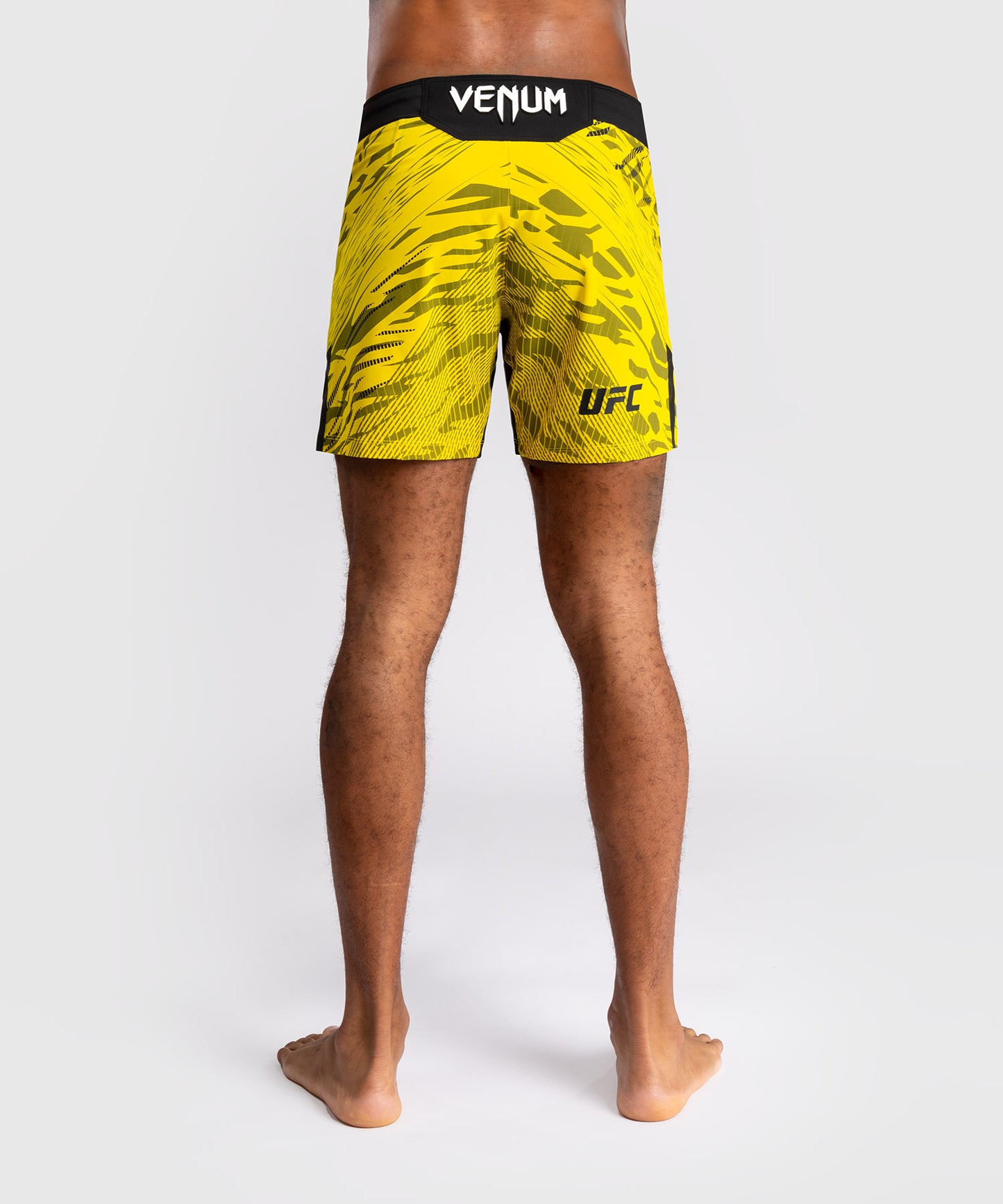 UFC Fusion by Venum Authentic Fight Night Shorts de Lucha para Hombre - Ajuste Corto - Amarillo