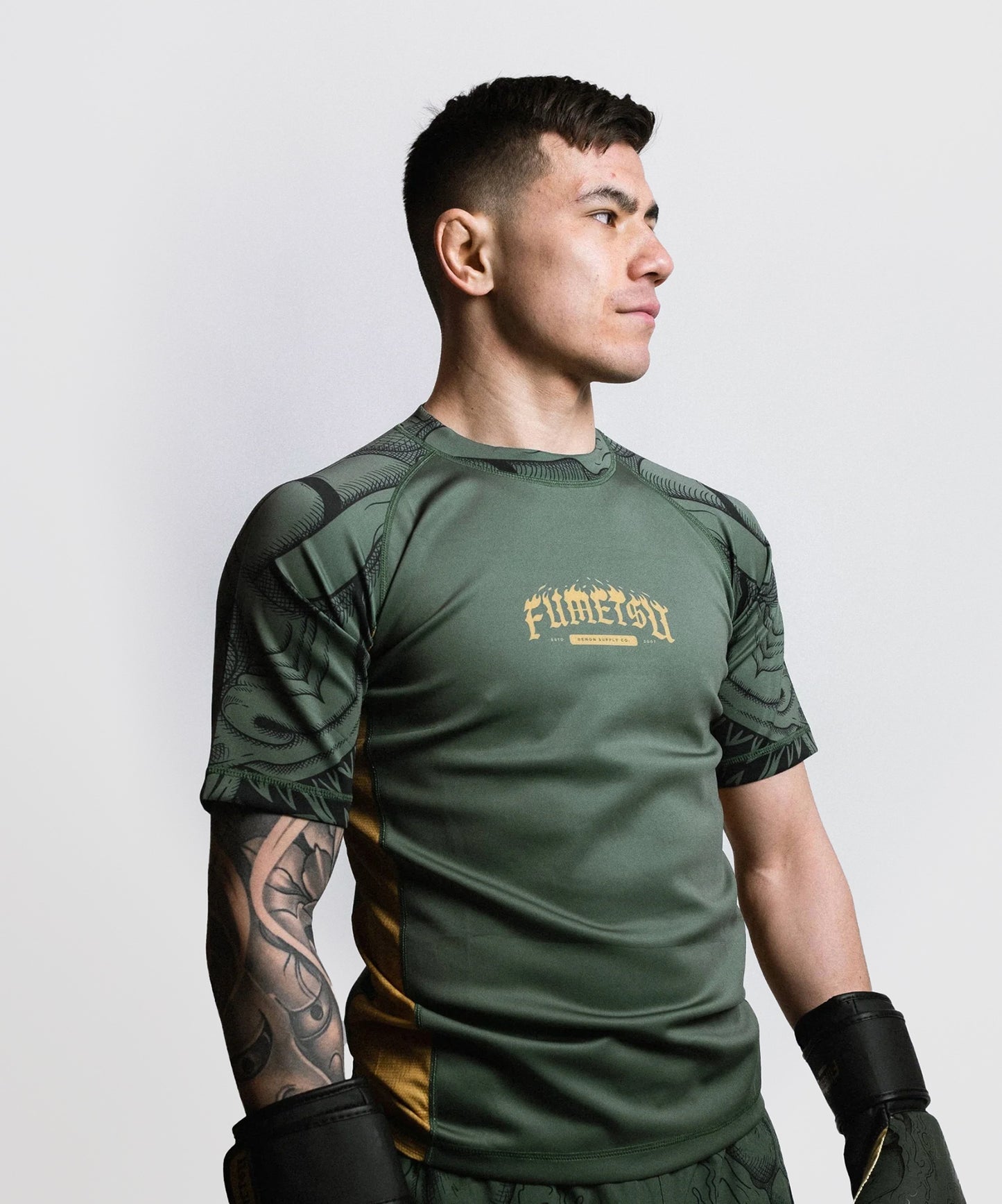 Fumetsu Oni Rashguard de Manga Corta - Caqui/Oro/Negro