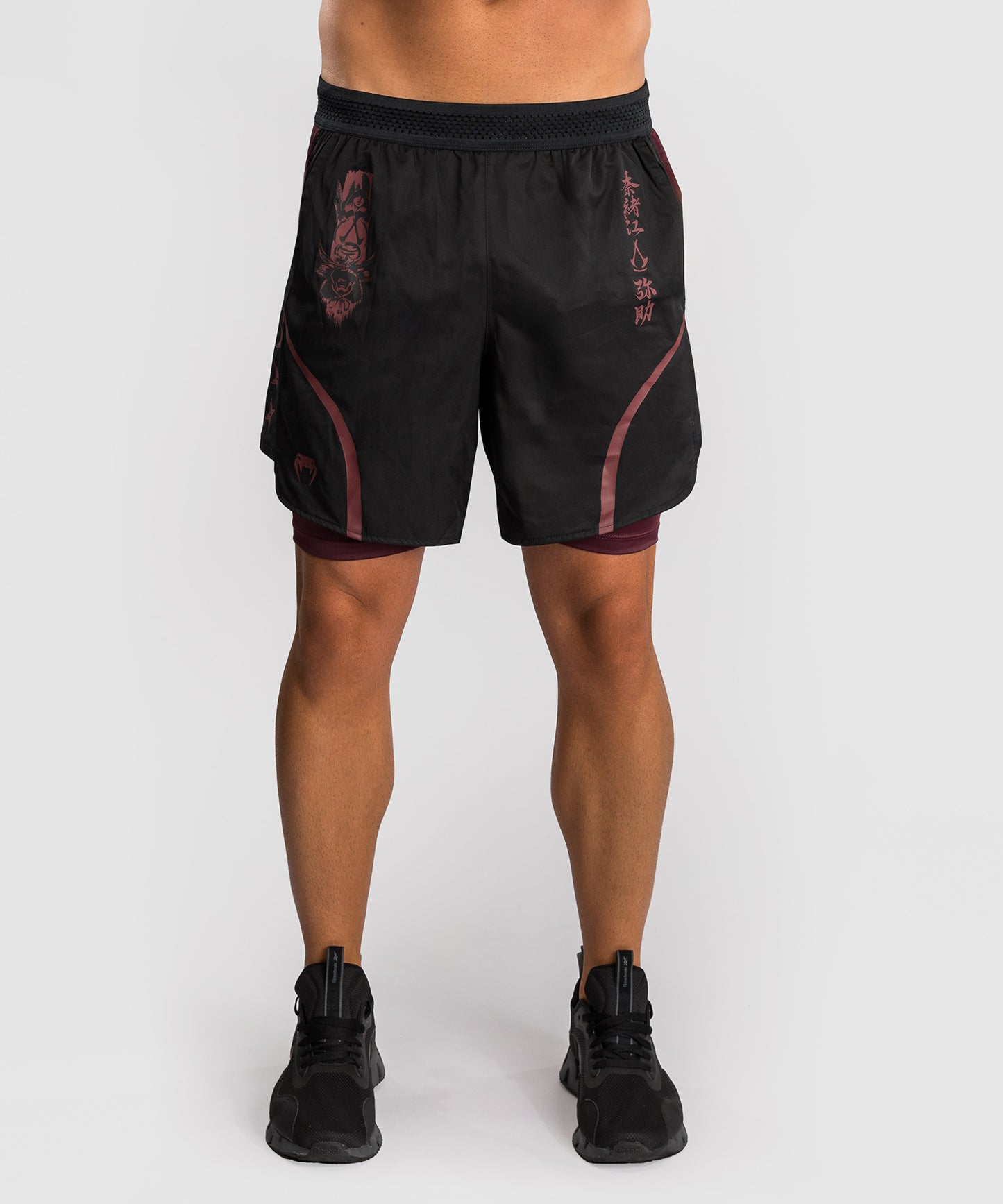 Venum x Assassin’s Creed Shadows Herren Trainingsshorts - Burgunder/Schwarz
