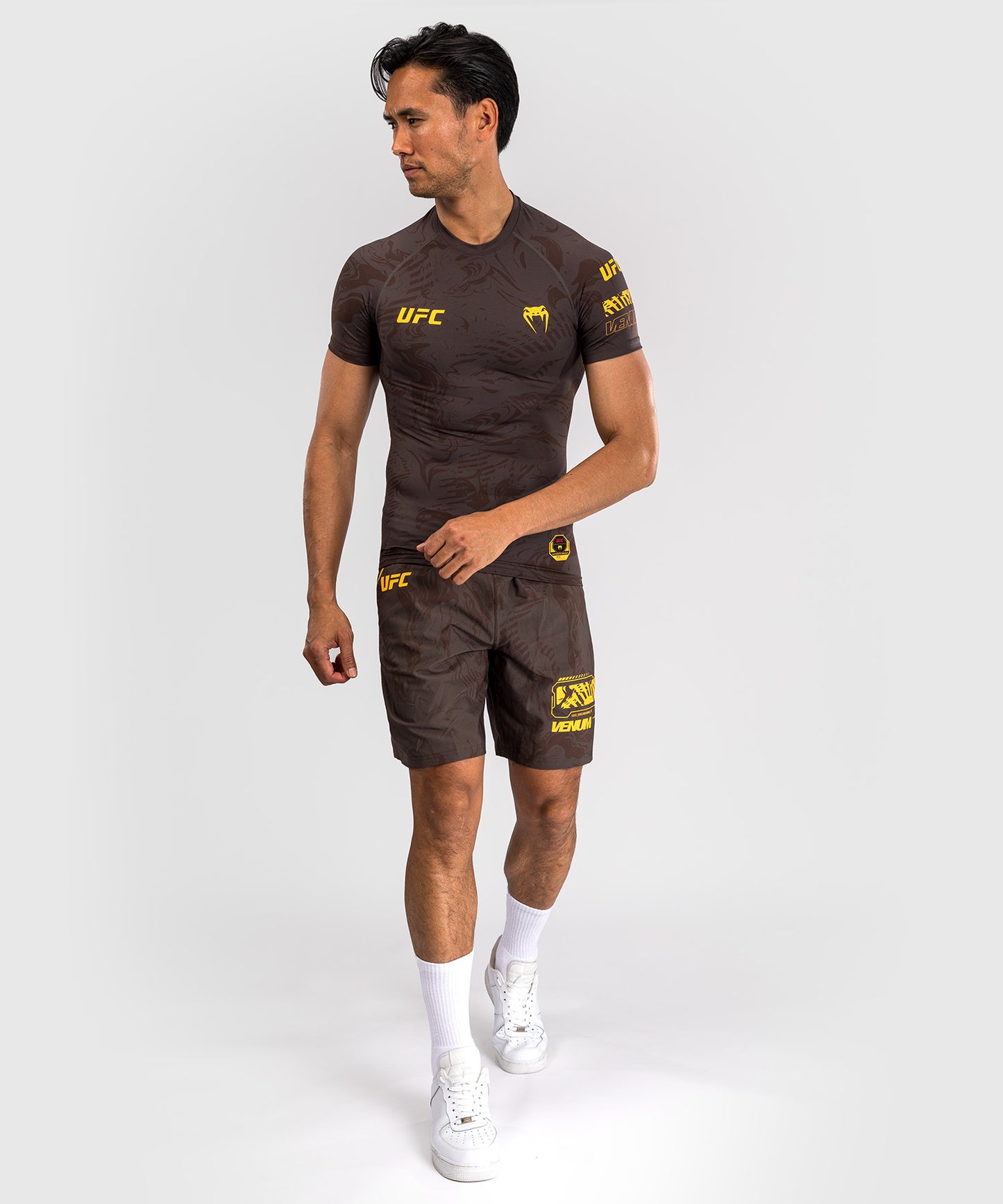 UFC Fusion by Venum Fight Week Herren Performance Kurzarm Rashguard - Erdiges Braun
