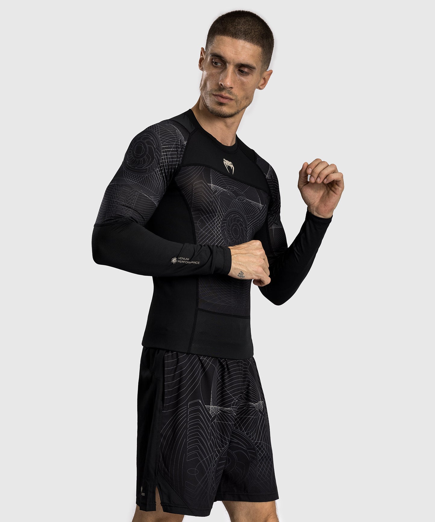 Venum G-Fit Air Rashguard de Manga Larga para Hombre - Negro Profundo/Arena del desierto
