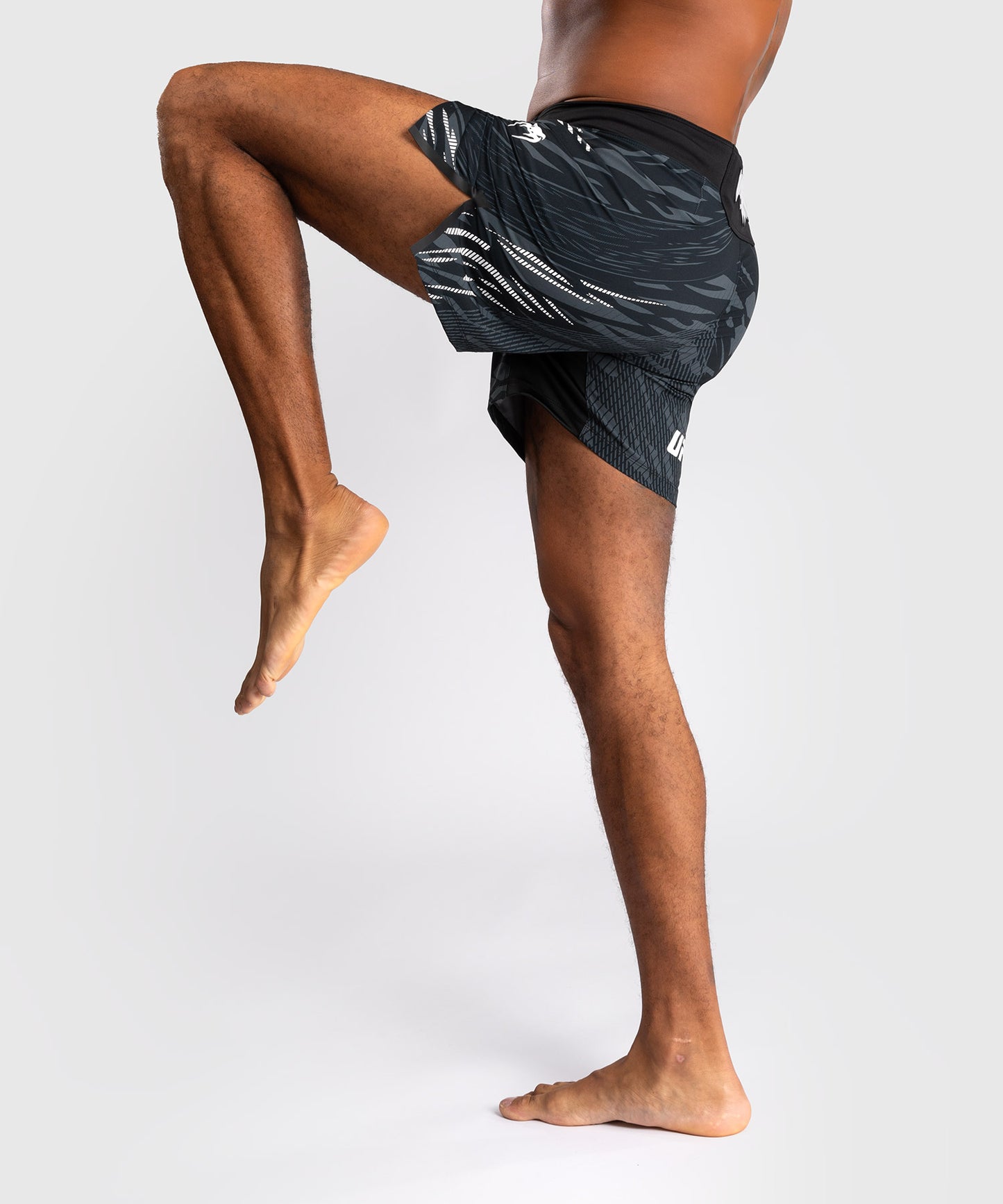 UFC Fusion by Venum Authentic Fight Night Shorts de Lucha para Hombre - Ajuste Corto - Negro