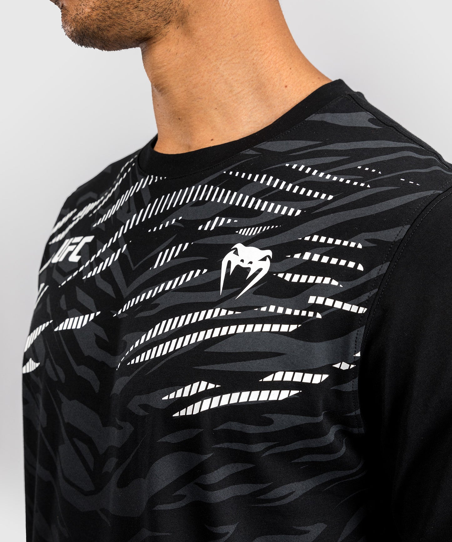 UFC Fusion by Venum Replica Herren Kurzarm T-Shirt - Schwarz