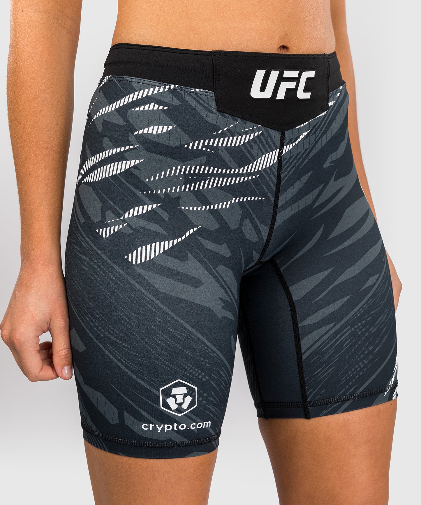 UFC Fusion by Venum Authentic Fight Night Vale Tudo Shorts para Mujer - Ajuste Largo - Negro
