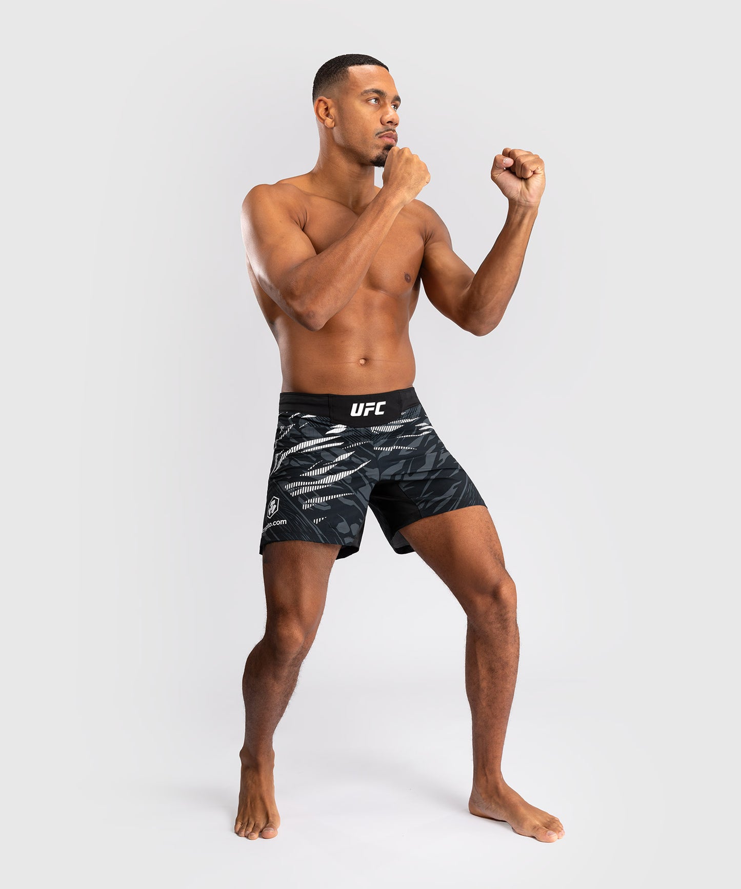 UFC Fusion by Venum Authentic Fight Night Shorts de Lucha para Hombre - Ajuste Corto - Negro