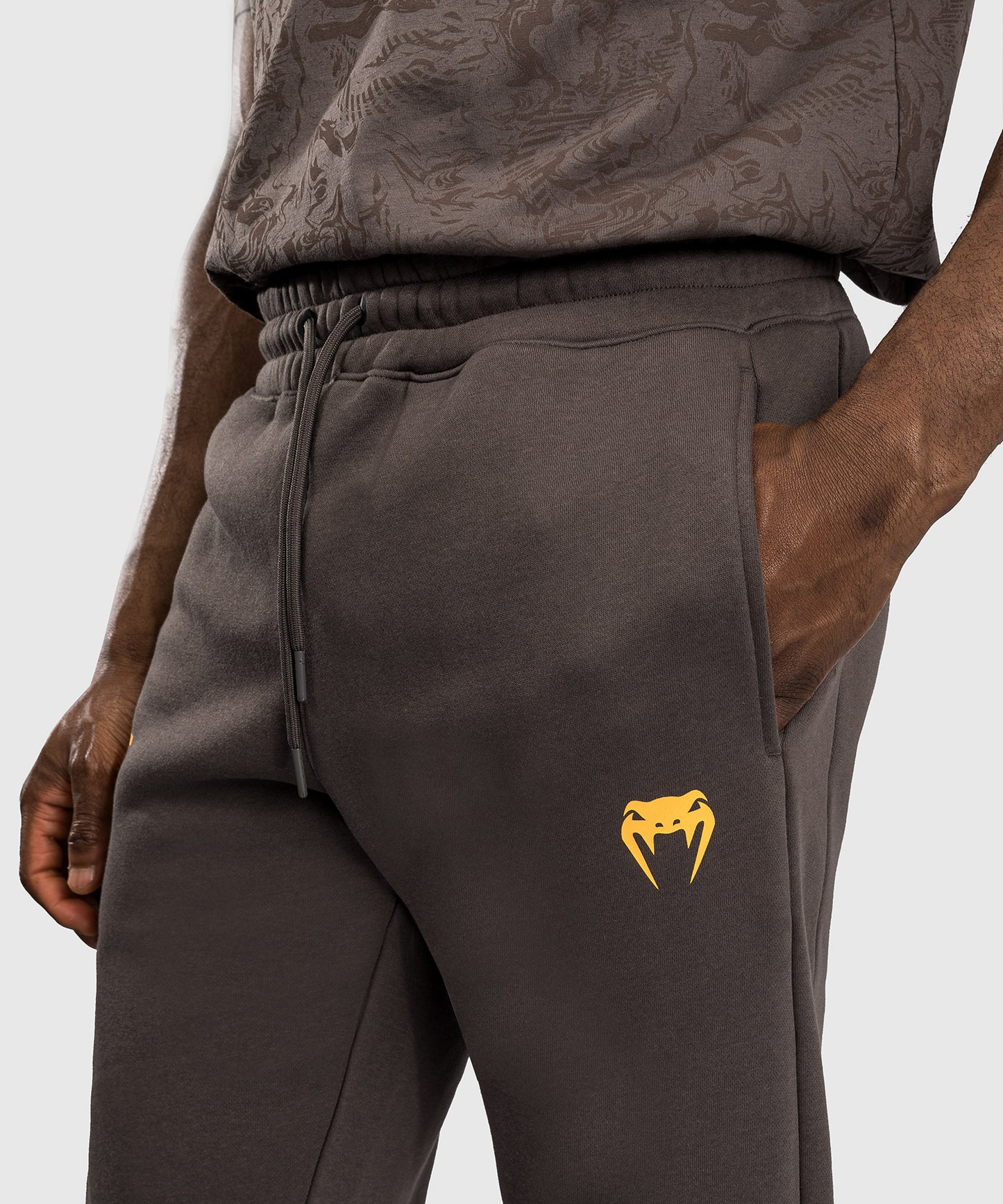 UFC Fusion by Venum Fight Week Herren Baumwollhose - Solid Erdiges Braun