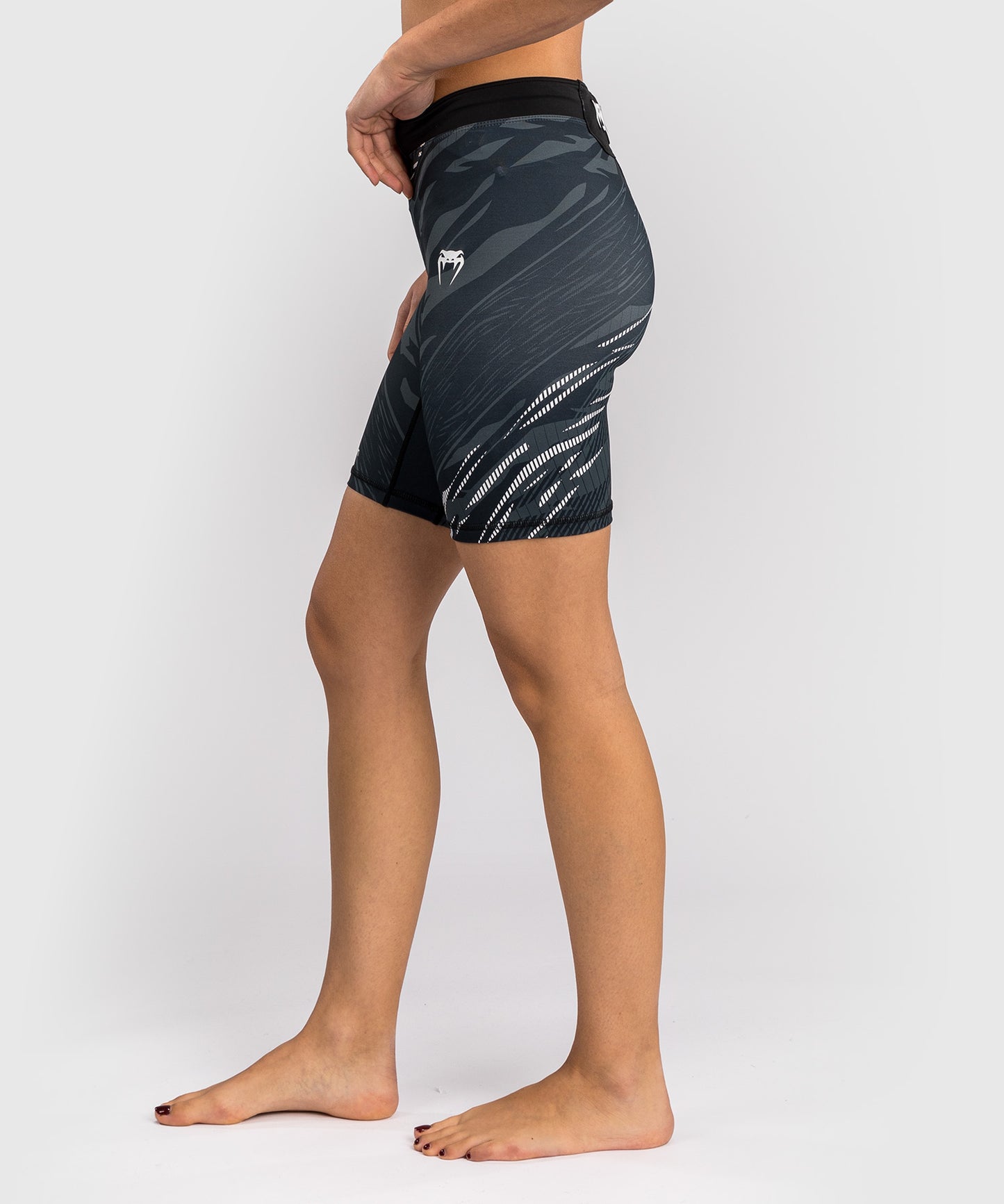 UFC Fusion by Venum Authentic Fight Night Vale Tudo Shorts para Mujer - Ajuste Largo - Negro