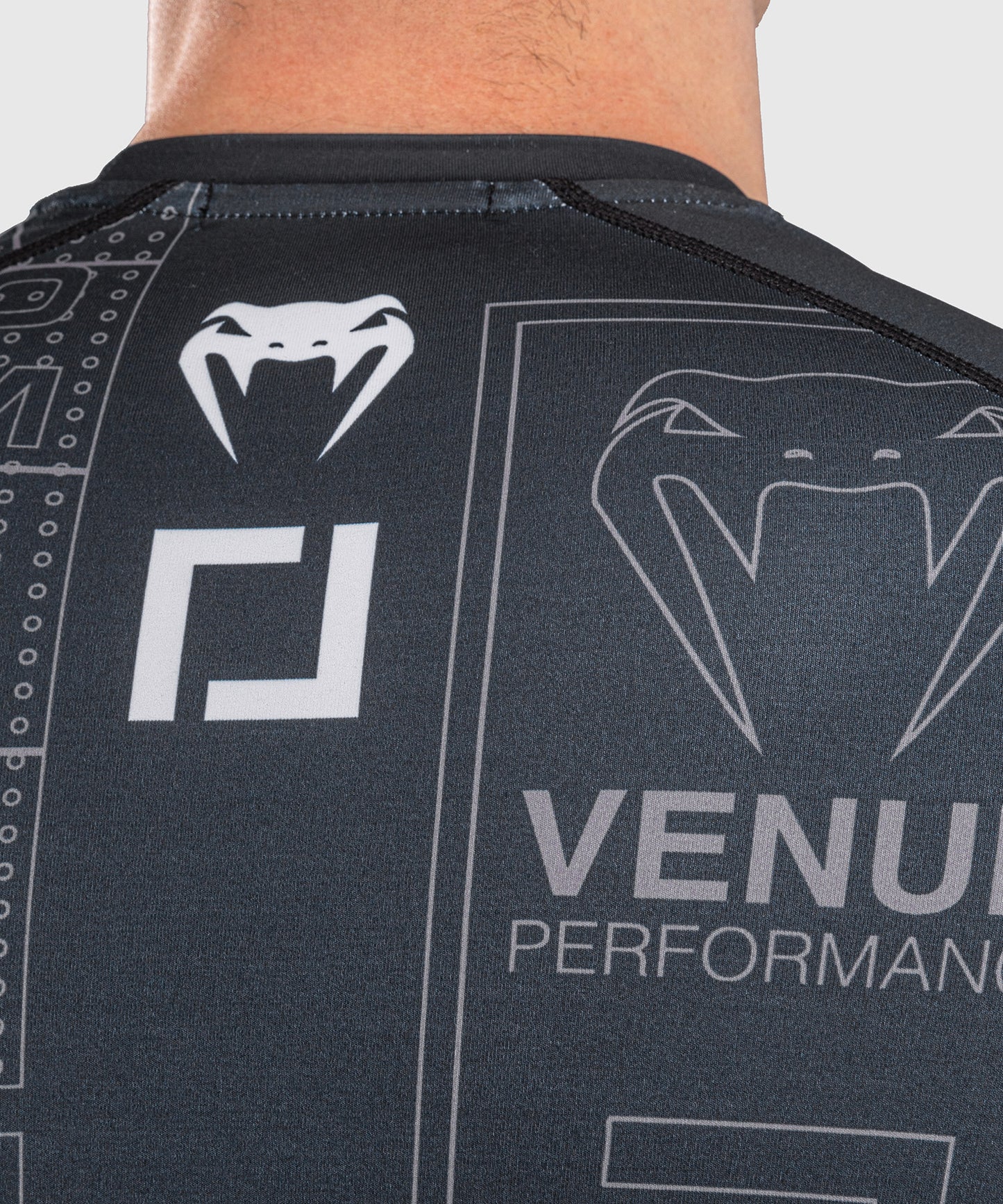Karate Combat by Venum Rashguard Manga Larga – Negro/Gris