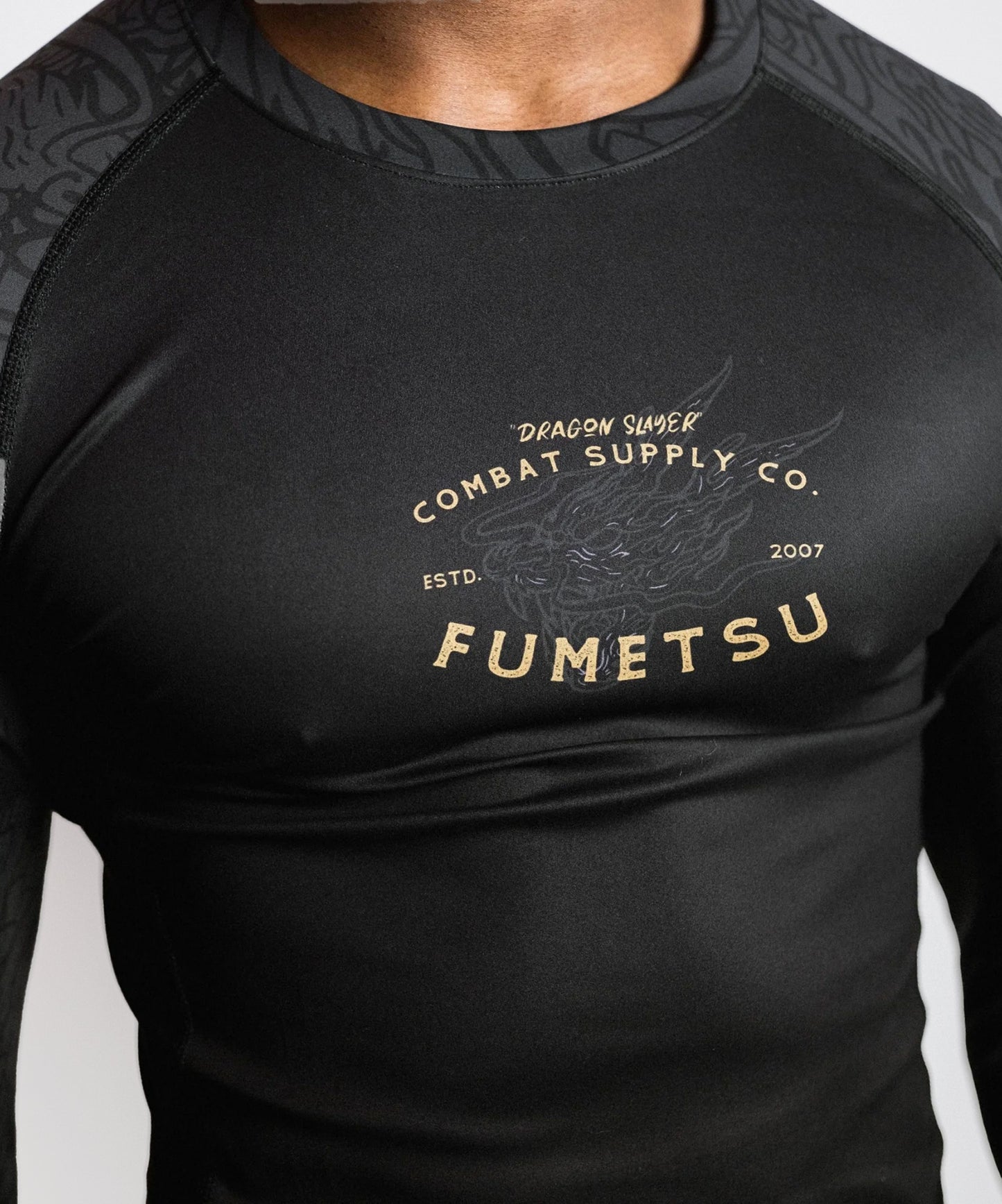 Fumetsu Dragon Slayer Rashguard de Manga Larga - Negro/Oro