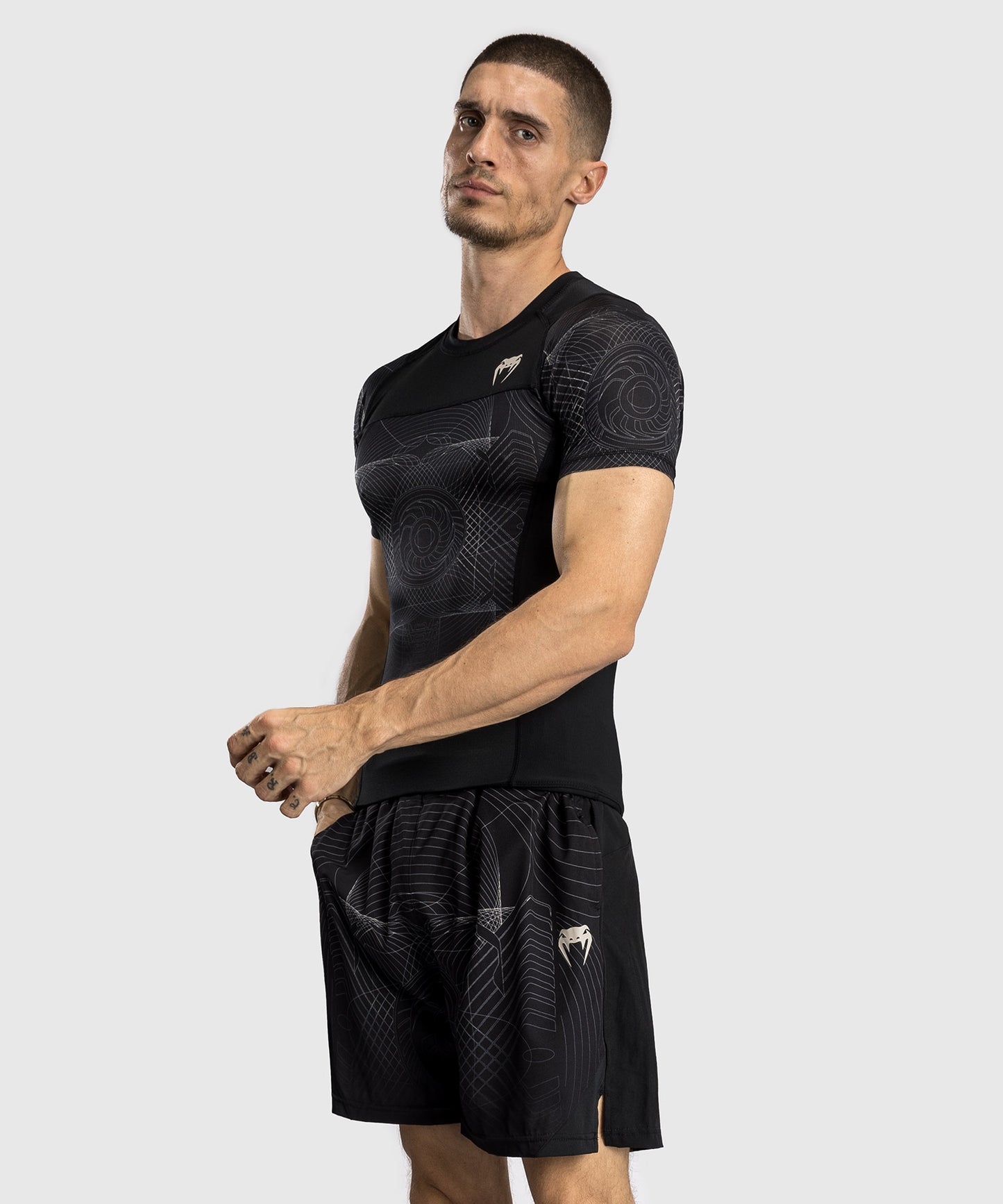 Venum G-Fit Air Herren Kurzarm Rashguard - Tiefschwarz/Wüstensand