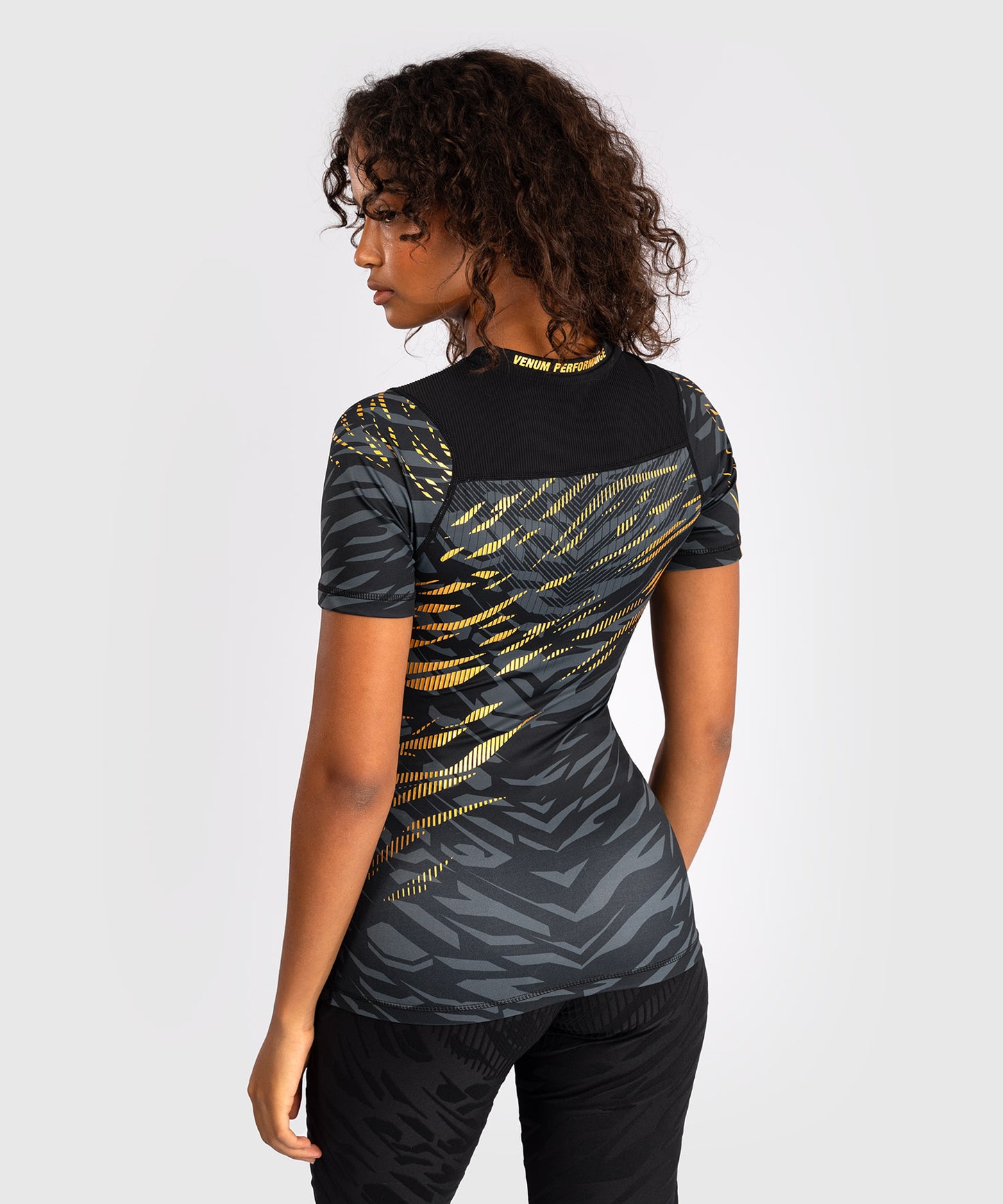 UFC Fusion by Venum Authentic Fight Night Rashguard a Manica Corta Performance per Donna - Champion