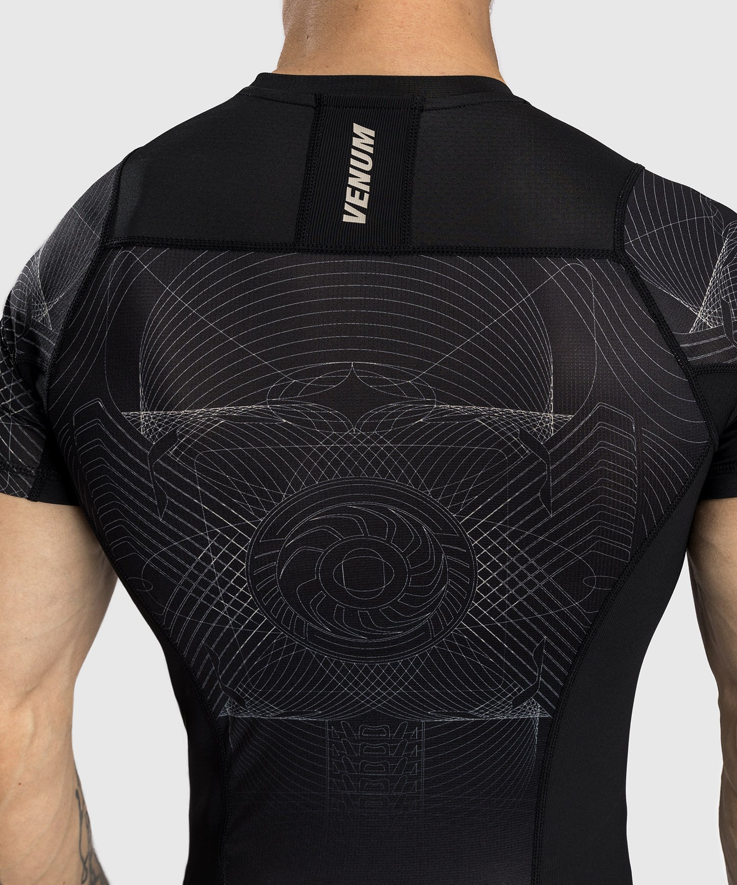 Rashguard à Manches Courtes Venum G-Fit Air pour Hommes - Noir Intense/Sable Désert