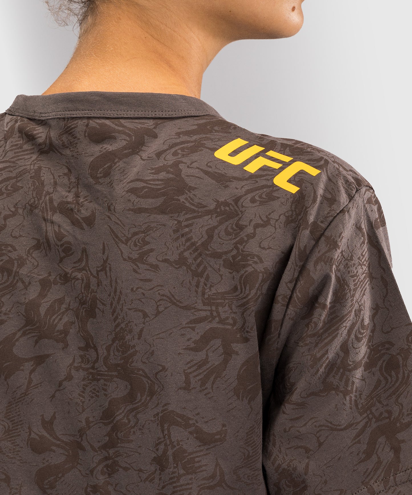 UFC Fusion by Venum Fight Week Damen Kurzarm Baumwoll T-Shirt - Erdiges Braun