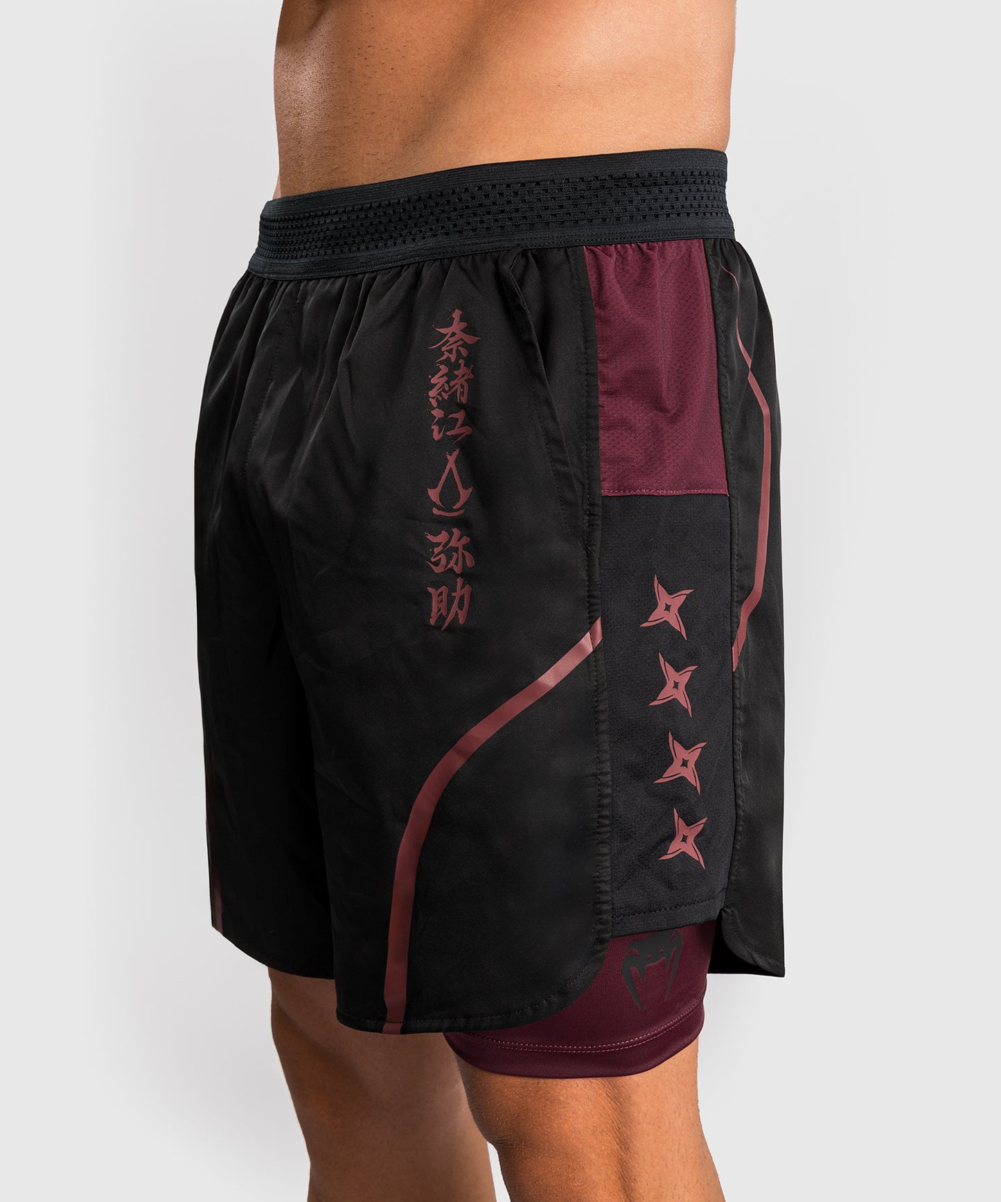 Venum x Assassin’s Creed Shadows Herren Trainingsshorts - Burgunder/Schwarz
