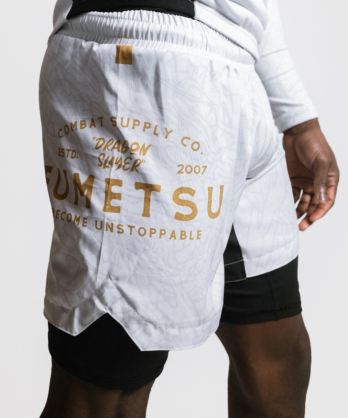 Fumetsu Dual Layer Dragon Slayer Fightshorts - Weiß/Gold