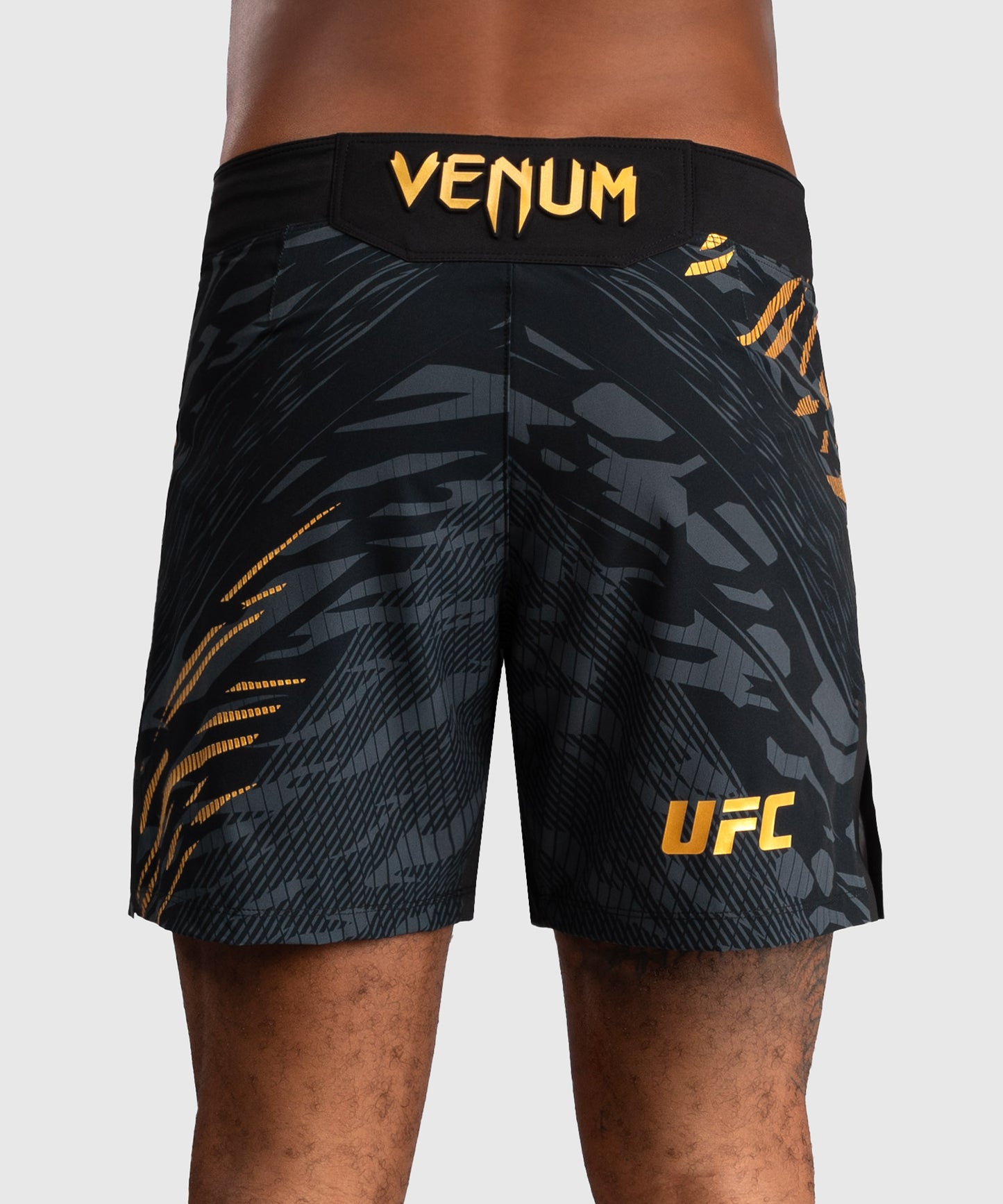 UFC Fusion by Venum Authentic Fight Night Shorts da Lotta per Uomo - Fit Corto - Champion