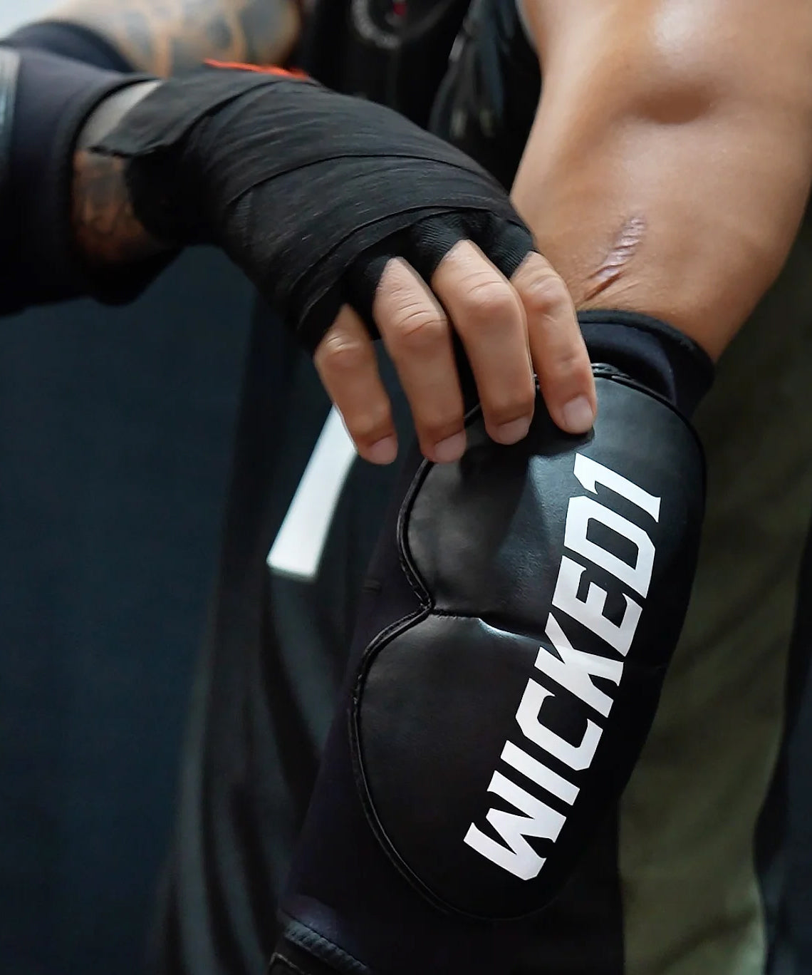 Wicked One Blade Elbow Pads - Black/White