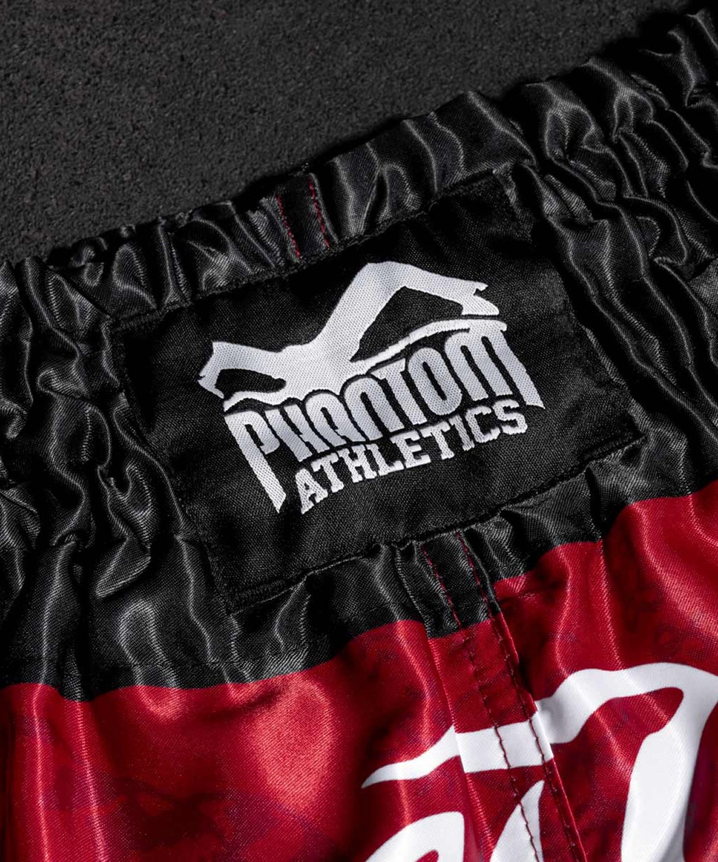 Phantom Athletics Sak Yant Pantalones de Muay Thai - Rojo