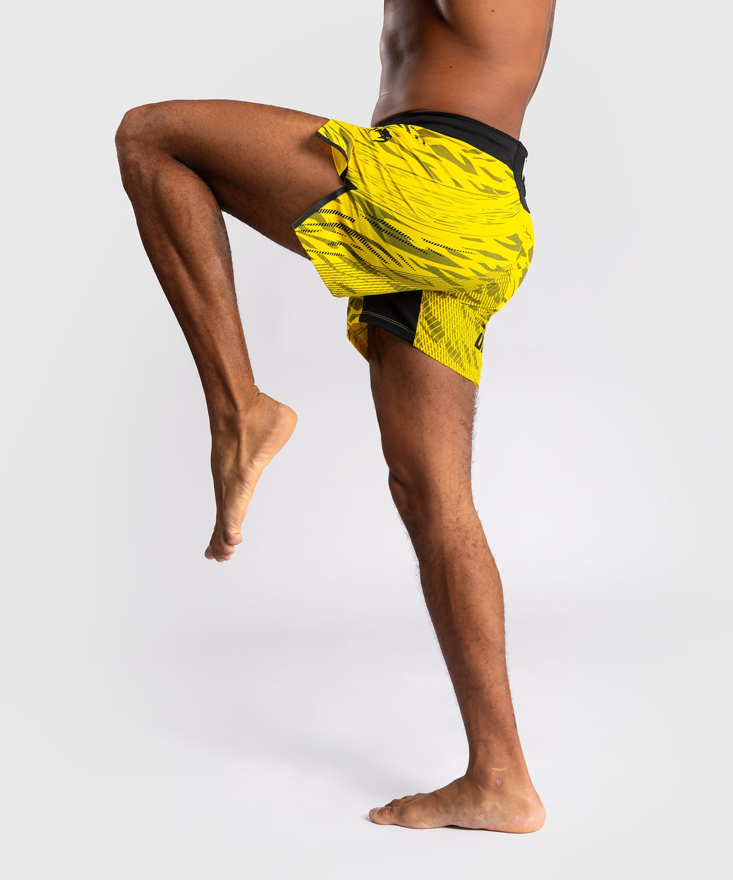 UFC Fusion by Venum Authentic Fight Night Shorts de Lucha para Hombre - Ajuste Corto - Amarillo