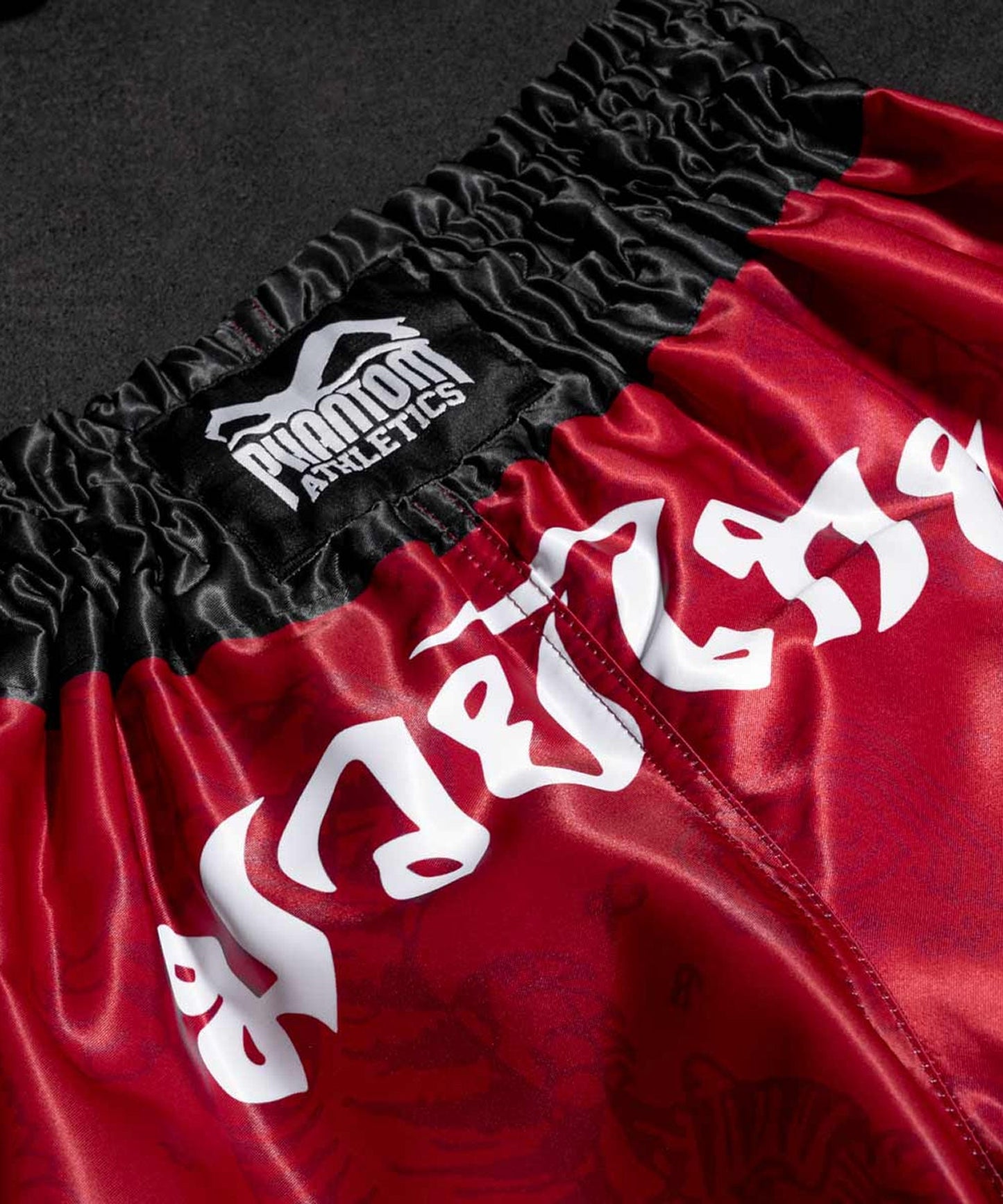 Phantom Athletics Sak Yant Pantalones de Muay Thai - Rojo