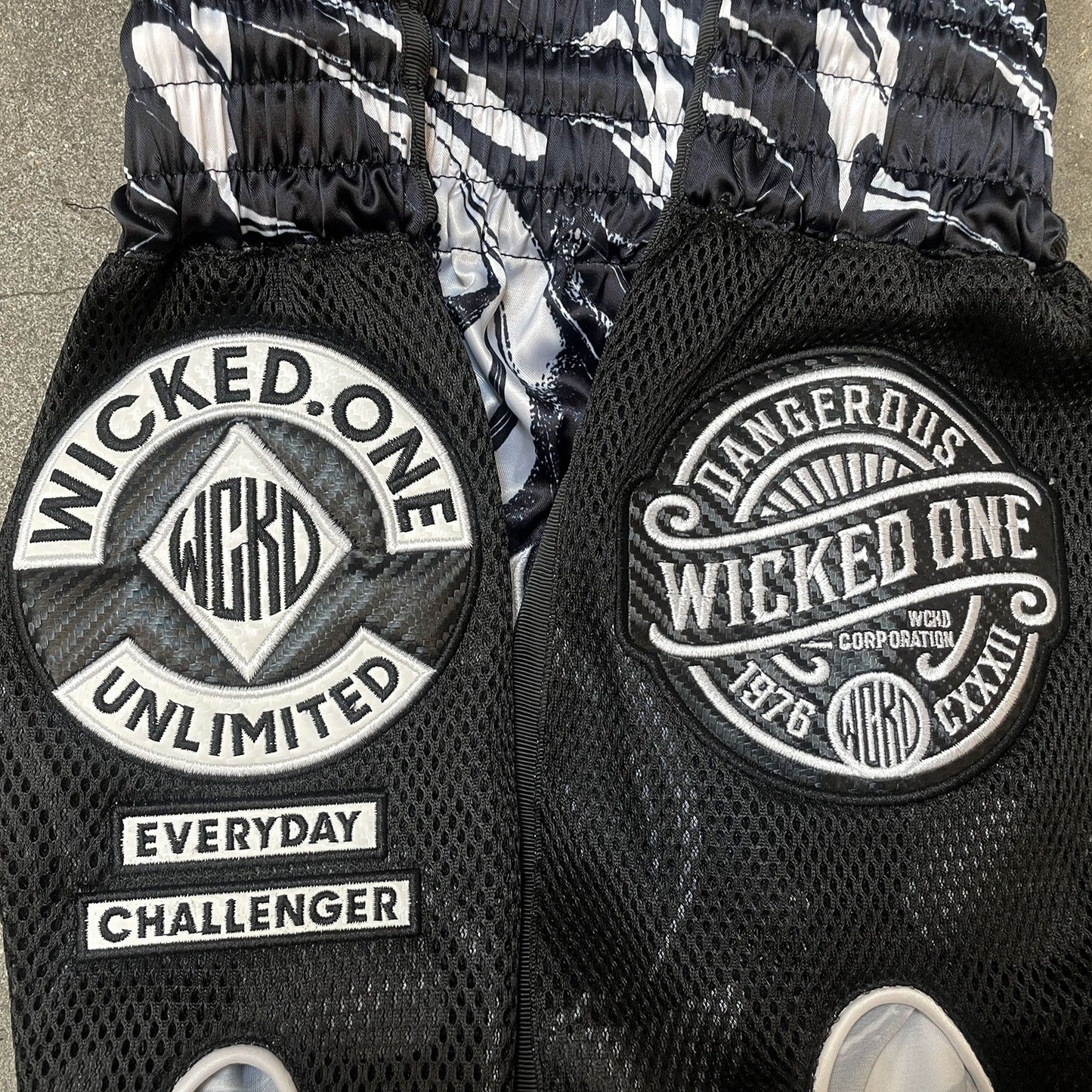 Short de Muay Thai Wicked One Dangerous - Blanc