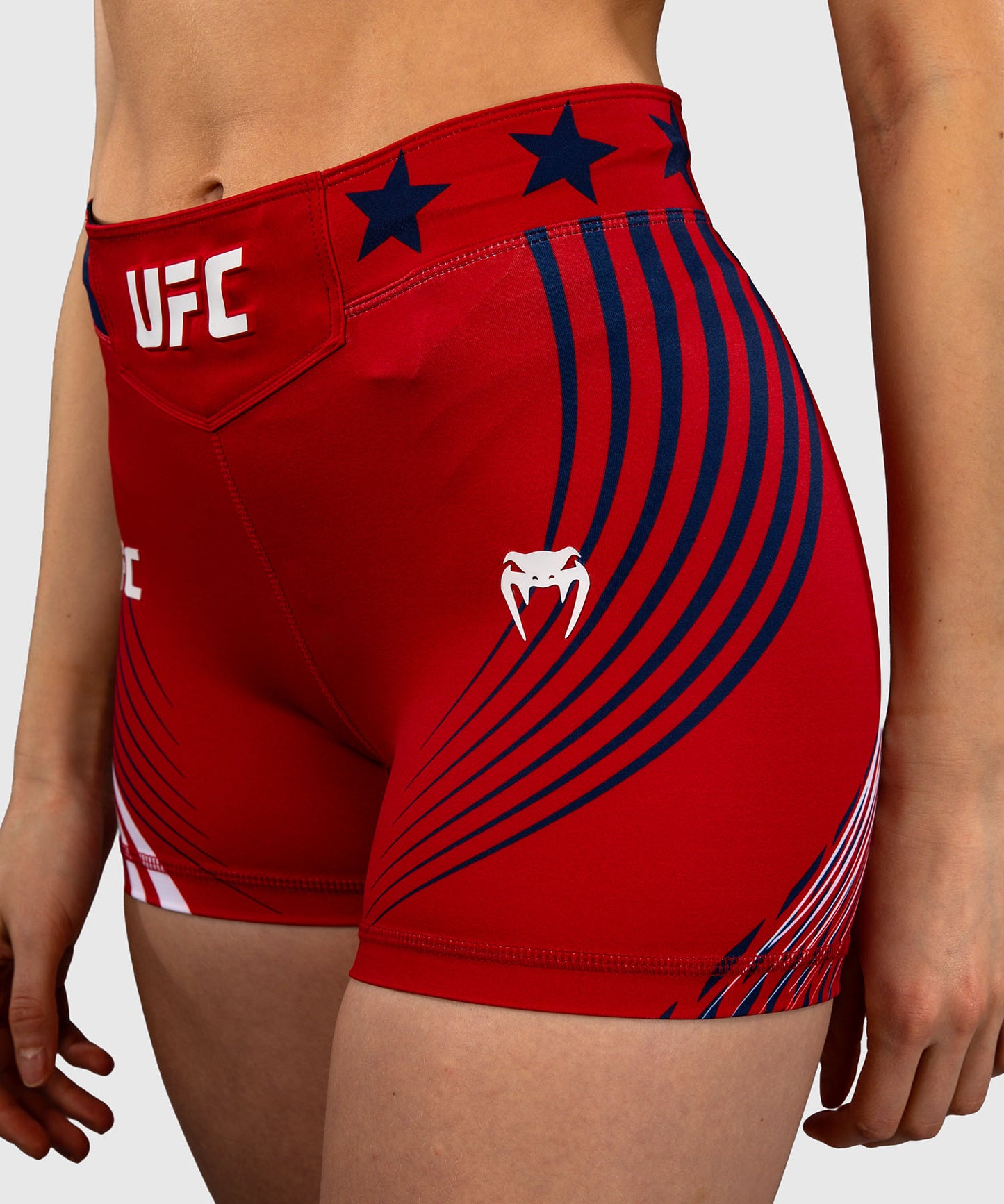 Official UFC Freedom 250 by Venum Authentic Vale Tudo Shorts im Short Fit für Damen - Rot