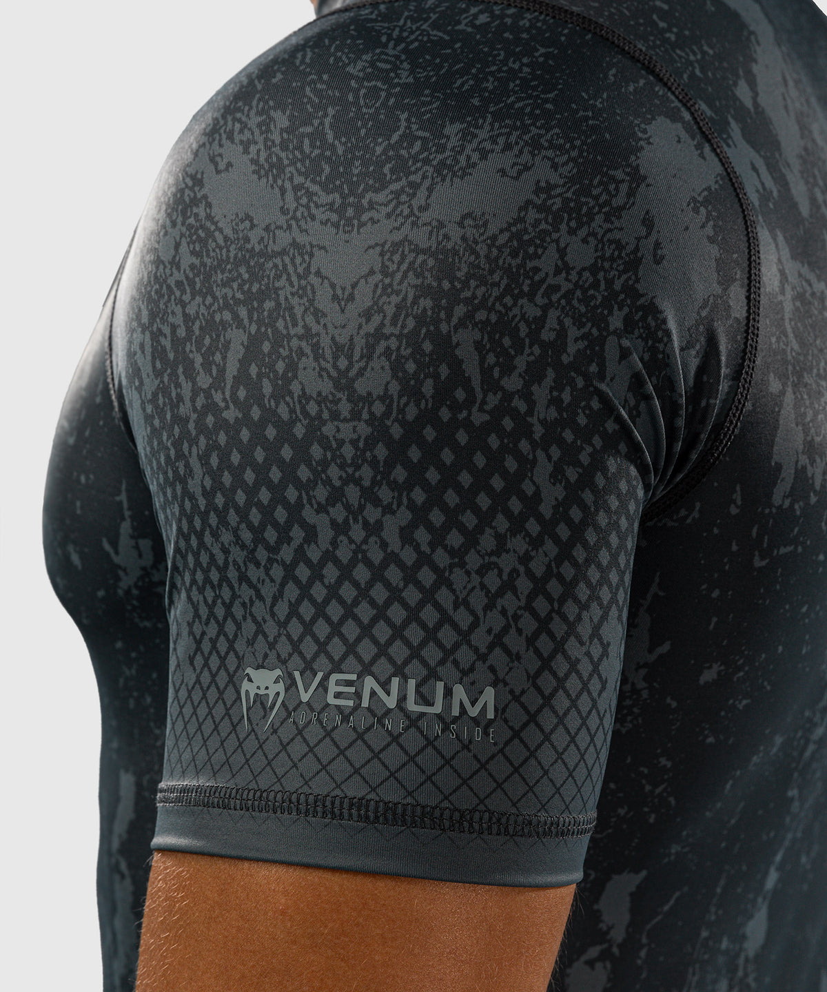 Venum x Batman Rashguard de manga corta - Gris