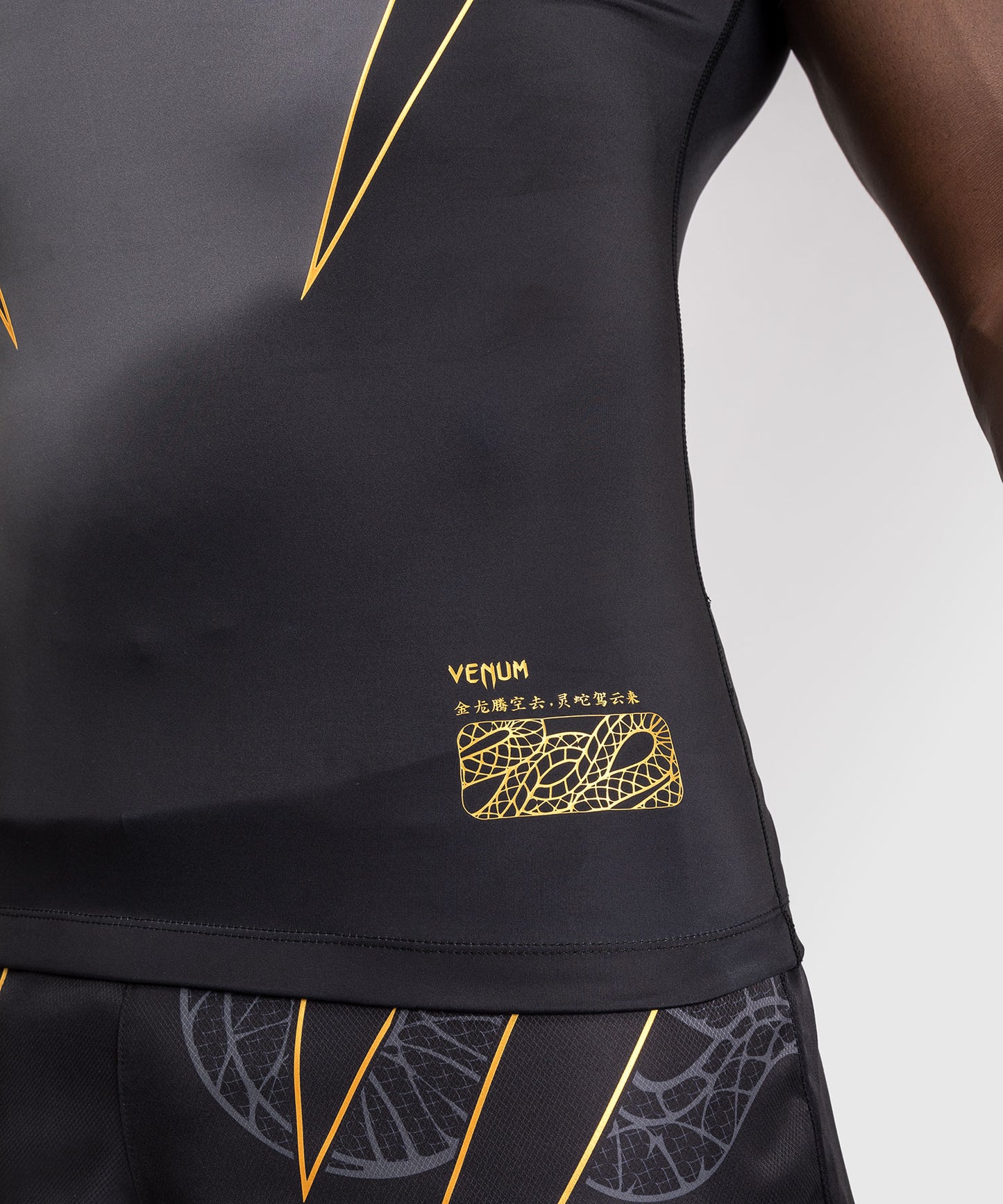 Venum Serpenti Rashguard de Manga Corta – Negro/Plata/Dorado