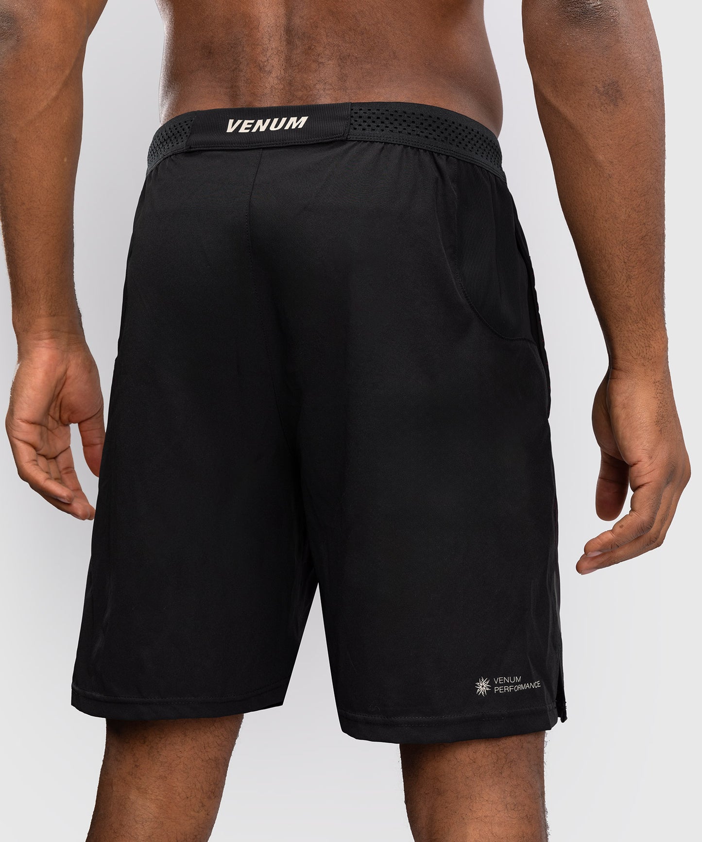 Short d'entraînement Venum G-Fit Air pour Hommes - Noir Profond/Rouge Feu