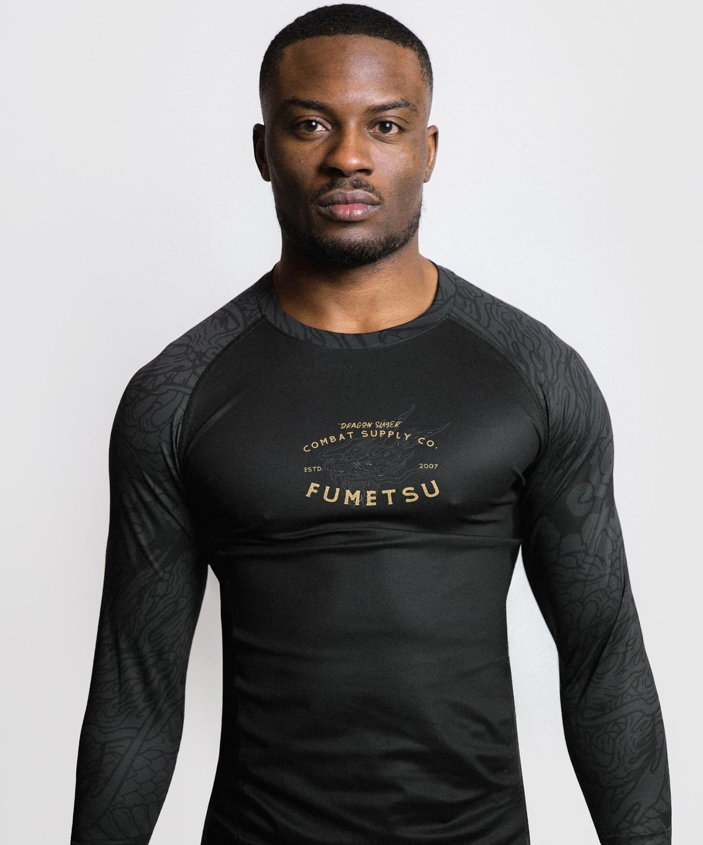 Fumetsu Dragon Slayer Rashguard de Manga Larga - Negro/Oro