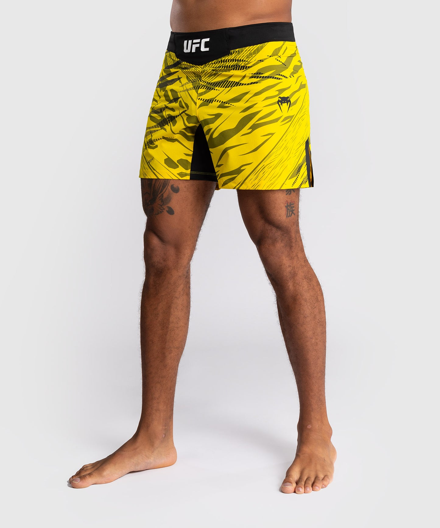 UFC Fusion by Venum Authentic Fight Night Shorts de Lucha para Hombre - Ajuste Corto - Amarillo