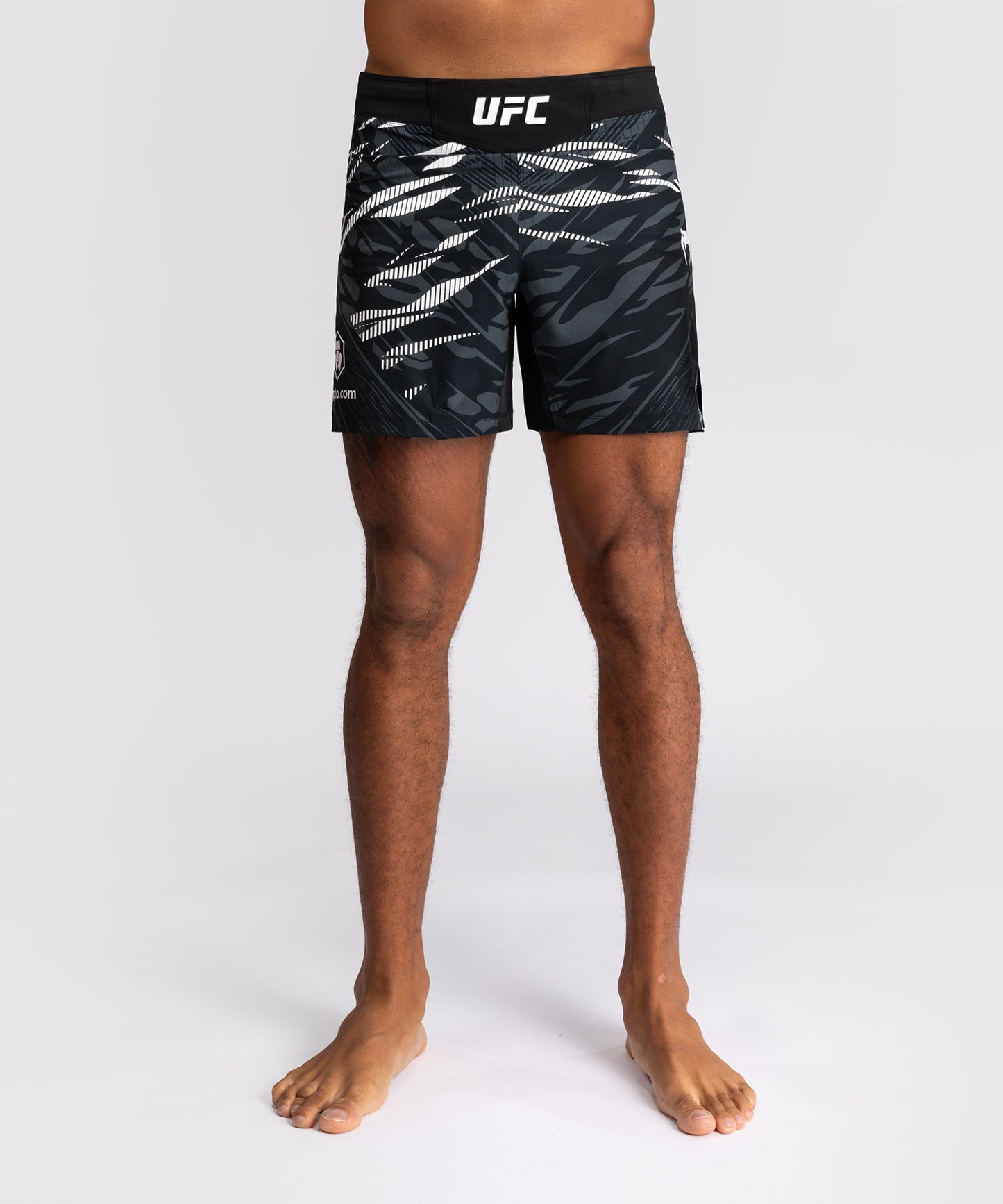 UFC Fusion by Venum Authentic Fight Night Shorts de Lucha para Hombre - Ajuste Corto - Negro