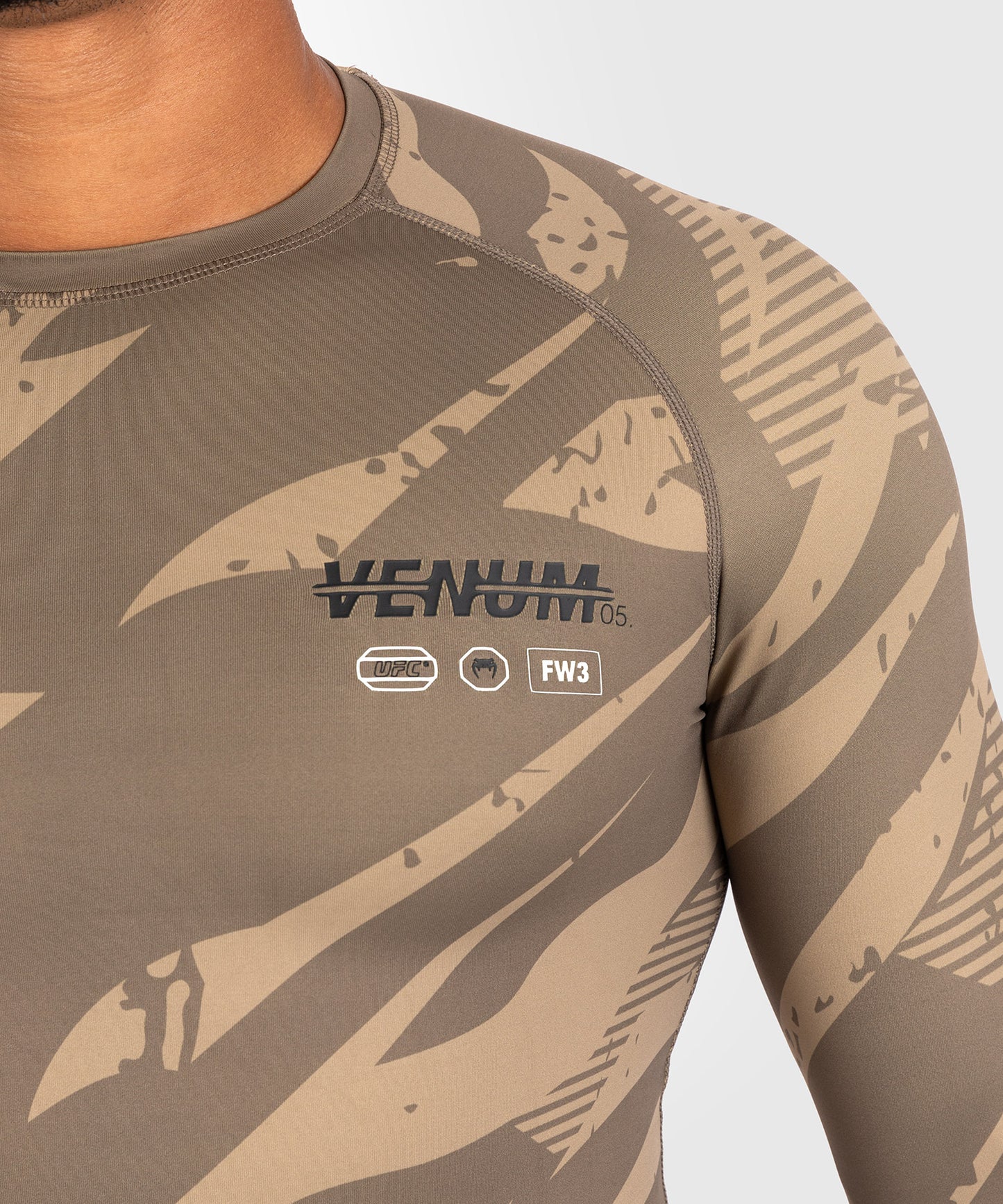 UFC Adrenaline By Venum Fight Week Performance Lycra de Manga Larga - Desert Camo