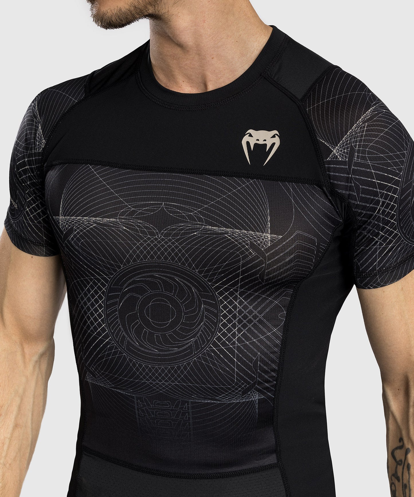 Rashguard à Manches Courtes Venum G-Fit Air pour Hommes - Noir Intense/Sable Désert