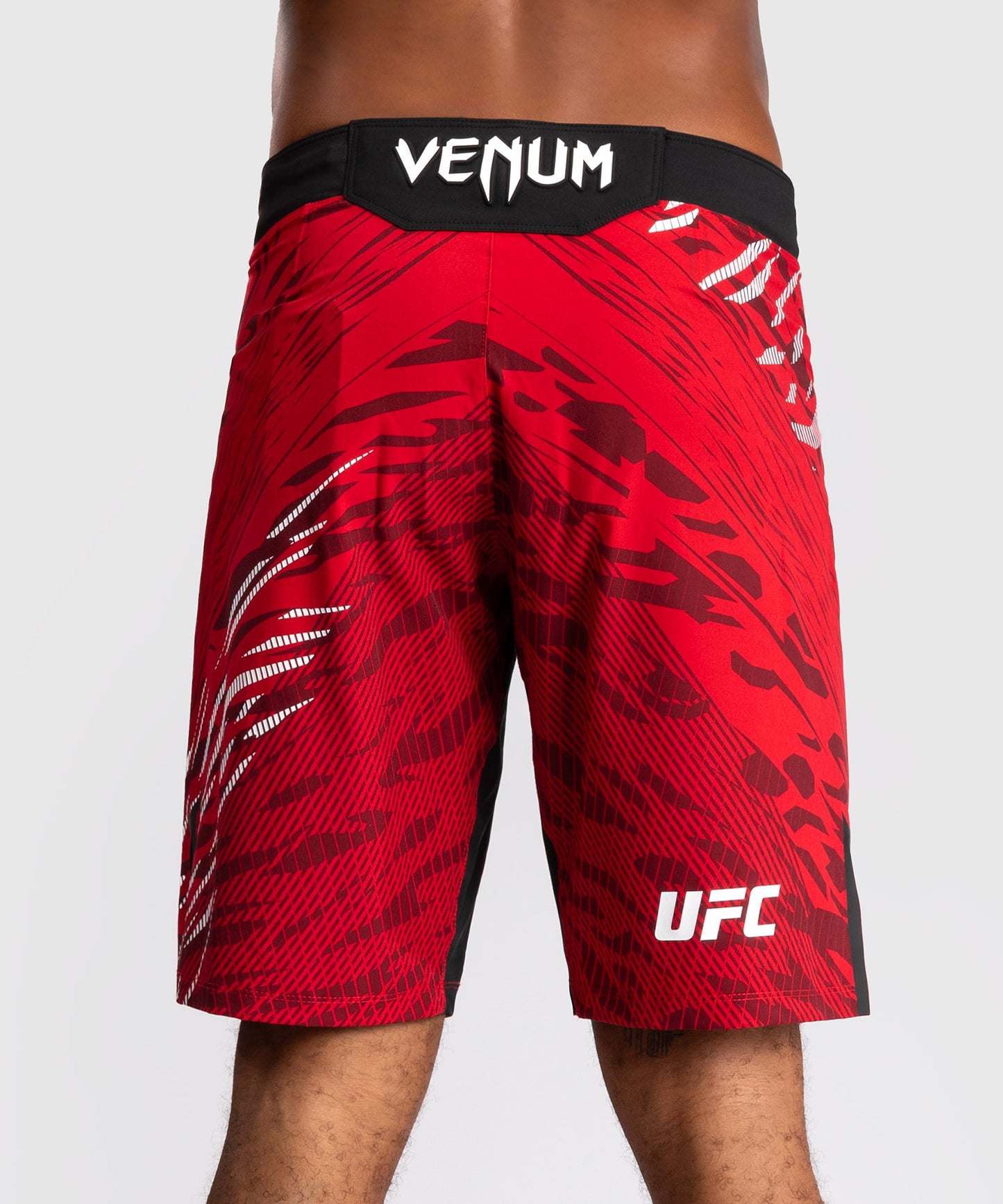 UFC Fusion by Venum Authentic Fight Night Shorts de Lucha para Hombre - Ajuste Largo - Rojo