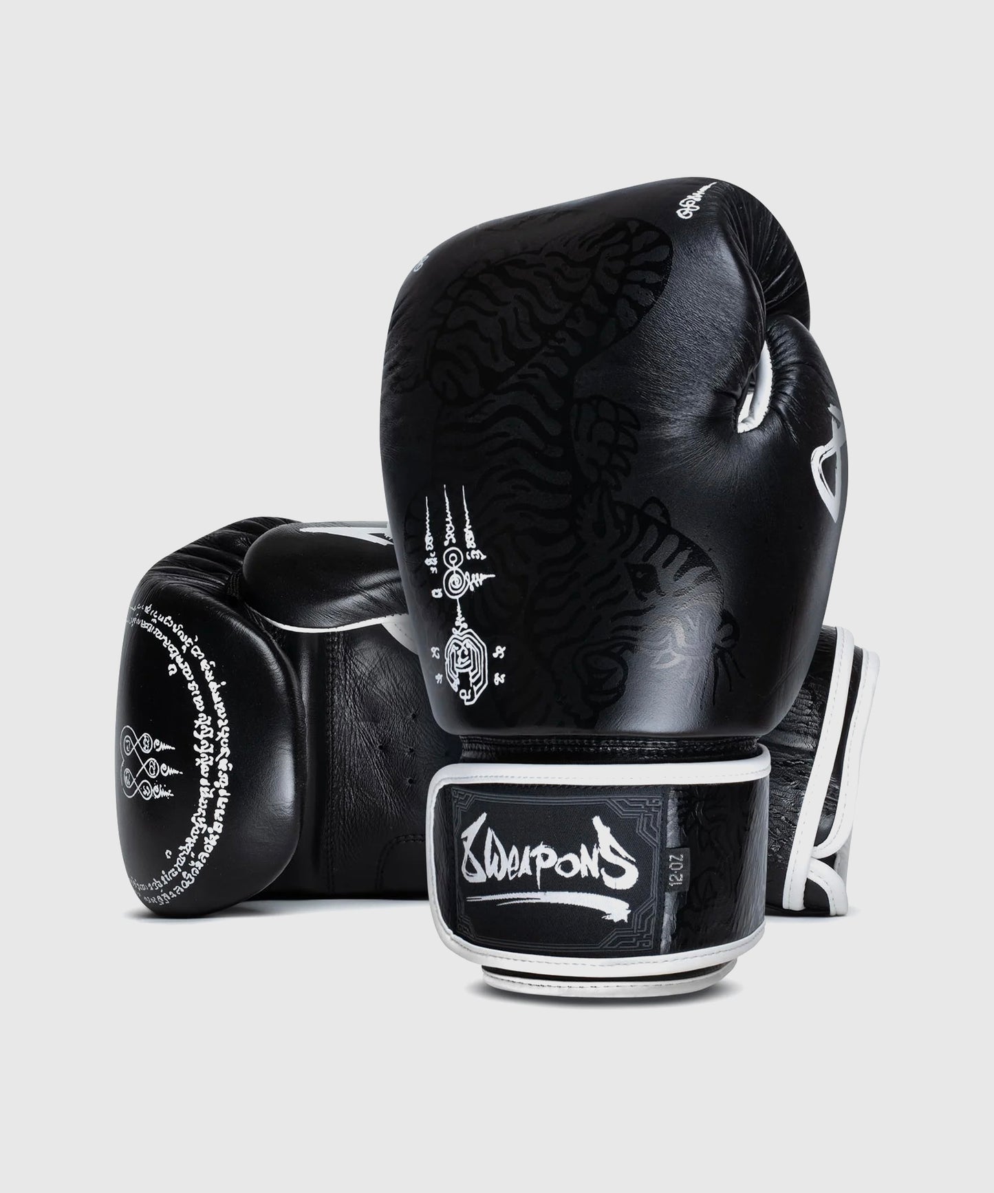 8 Weapons Sak Yant Big Tiger Guantes de Boxeo - Negro/Negro