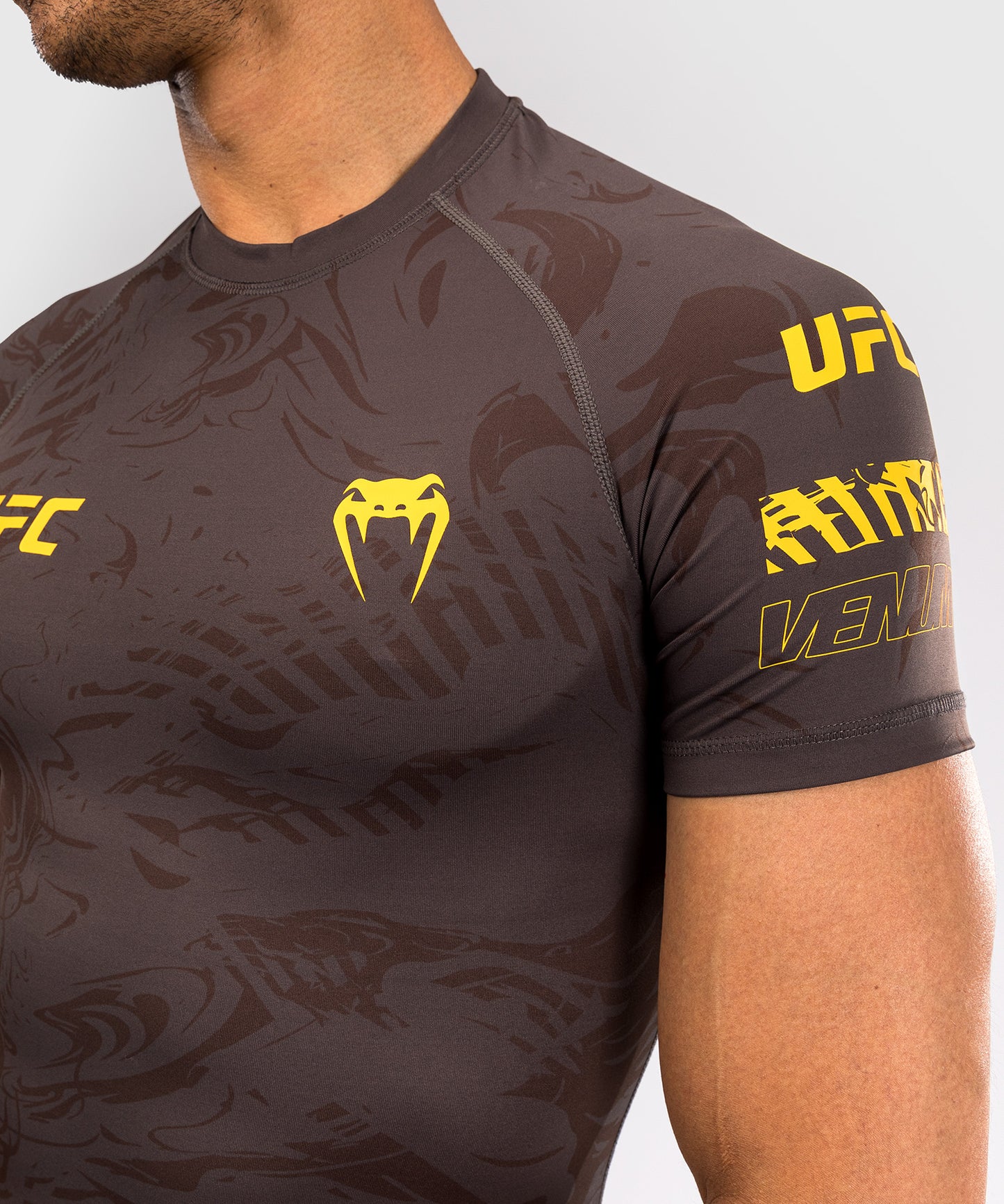 UFC Fusion by Venum Fight Week Herren Performance Kurzarm Rashguard - Erdiges Braun