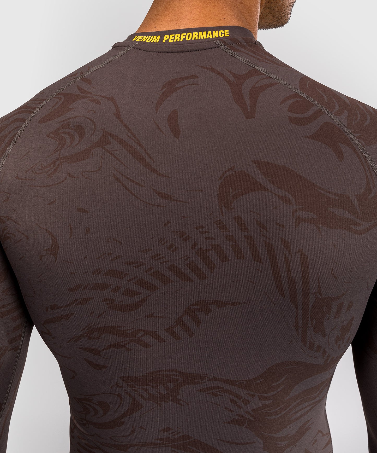 UFC Fusion by Venum Fight Week Rashguard de Manga Larga de Rendimiento para Hombre - Marrón tierra