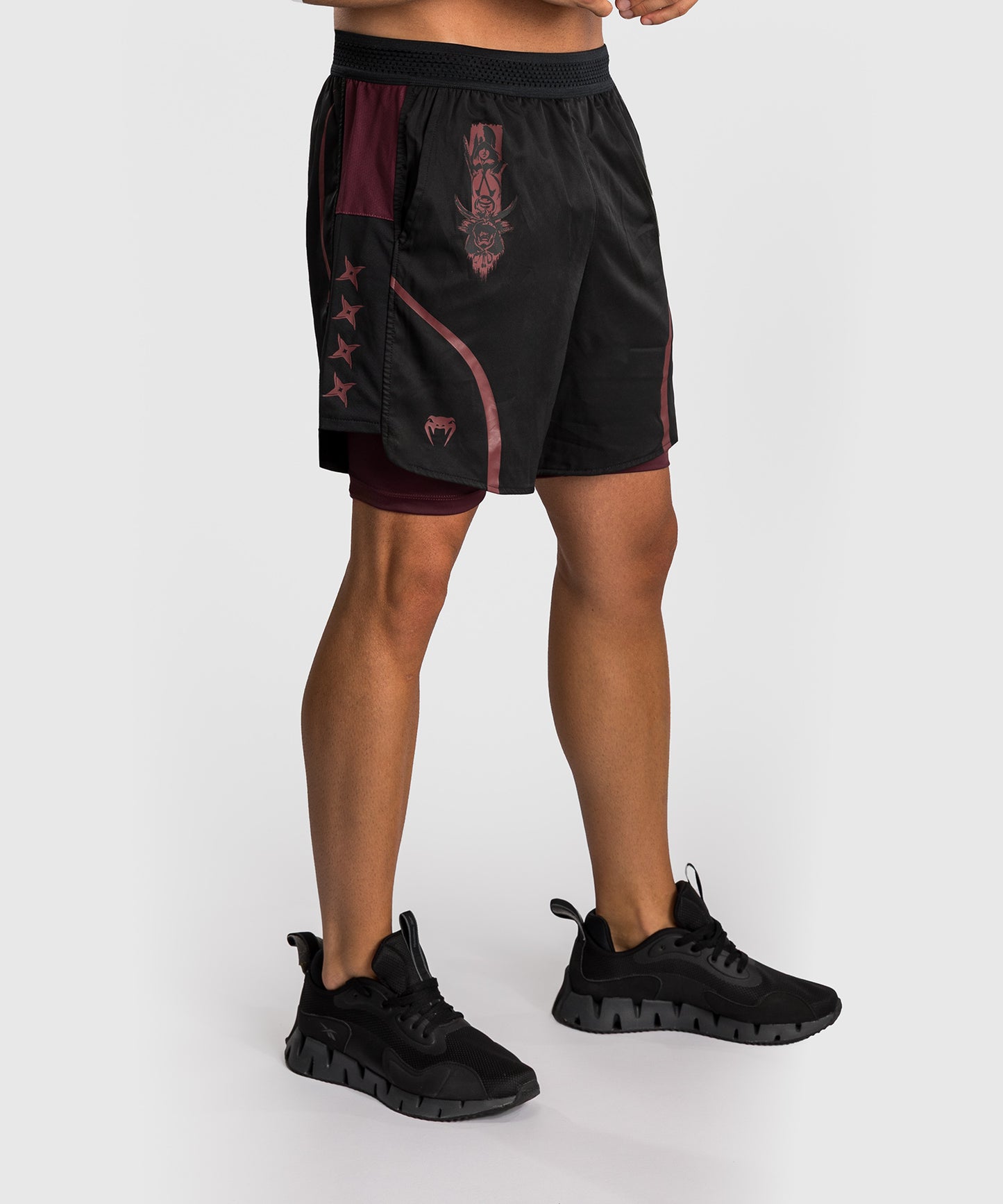 Venum x Assassin’s Creed Shadows Herren Trainingsshorts - Burgunder/Schwarz
