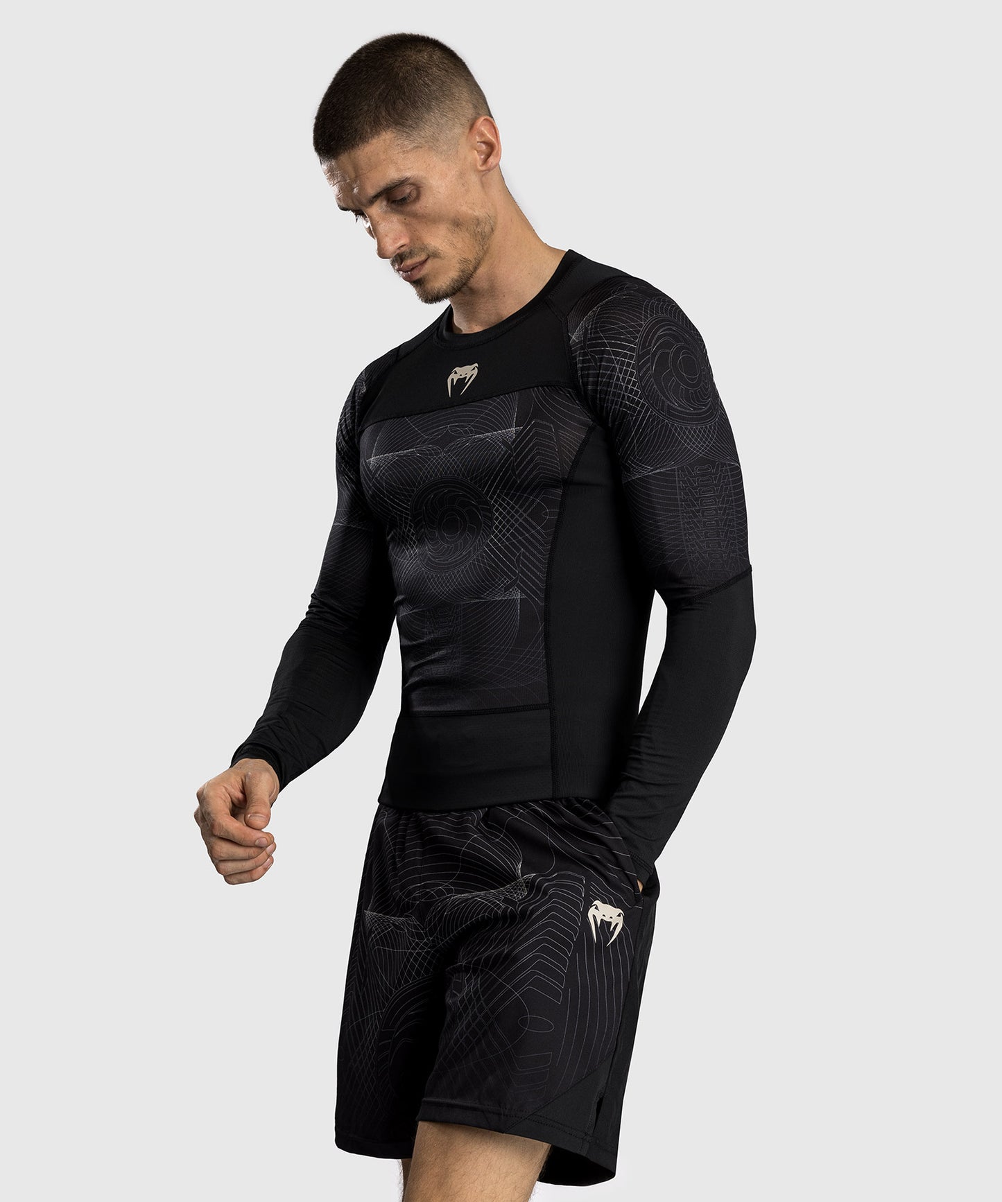 Venum G-Fit Air Rashguard de Manga Larga para Hombre - Negro Profundo/Arena del desierto