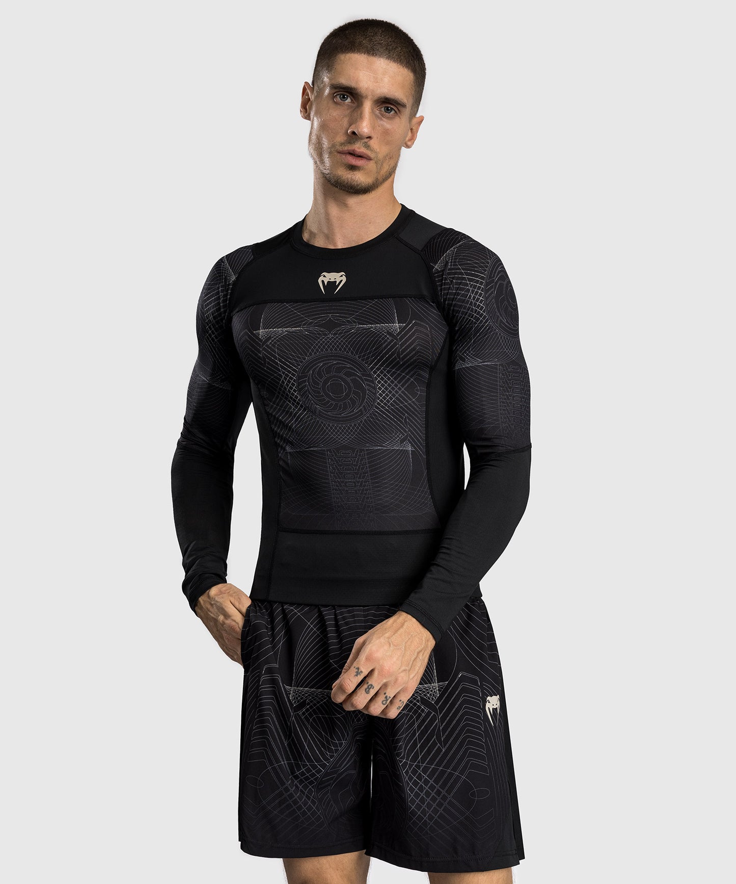 Venum G-Fit Air Rashguard de Manga Larga para Hombre - Negro Profundo/Arena del desierto
