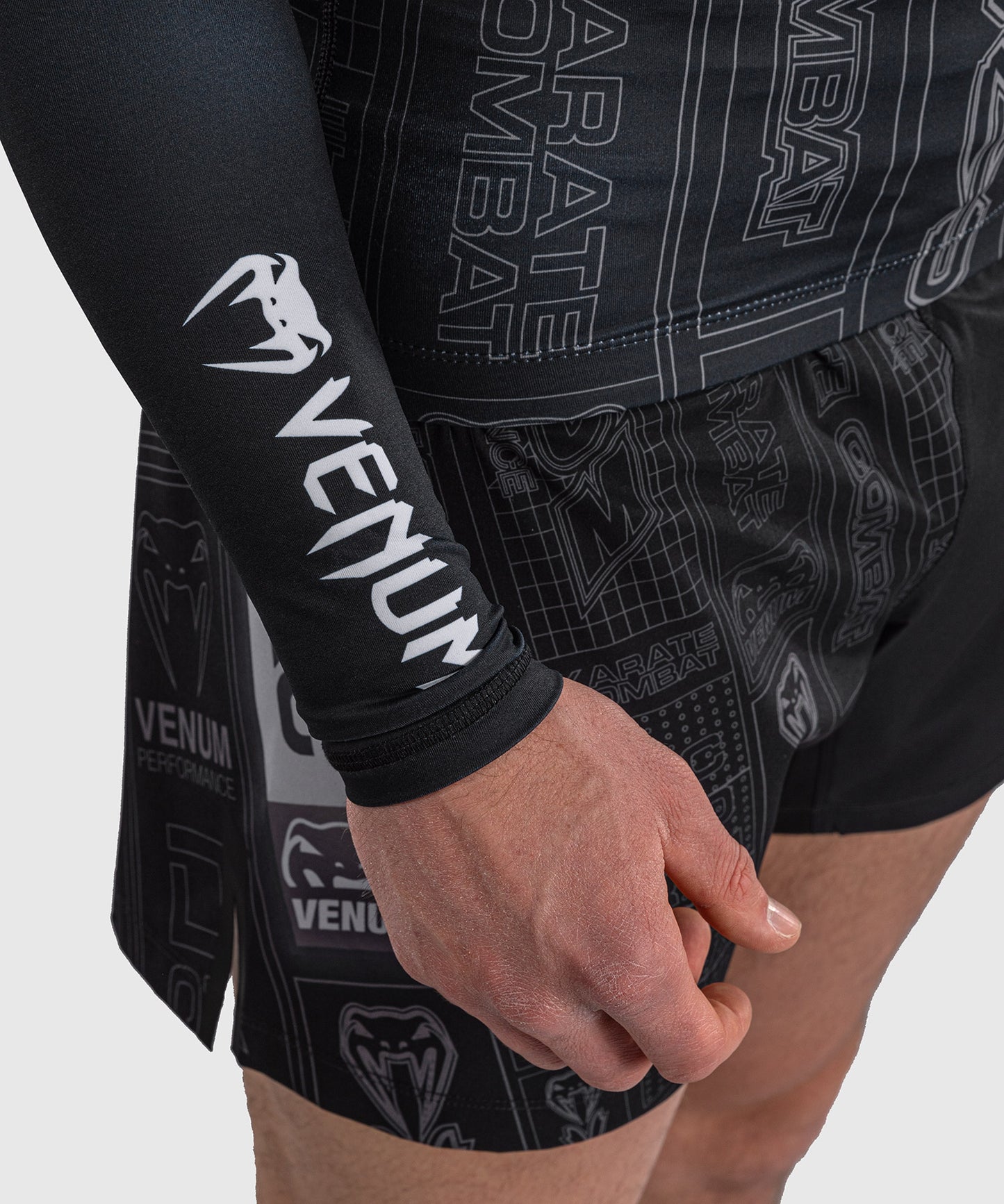 Karate Combat by Venum Rashguard Manga Larga – Negro/Gris