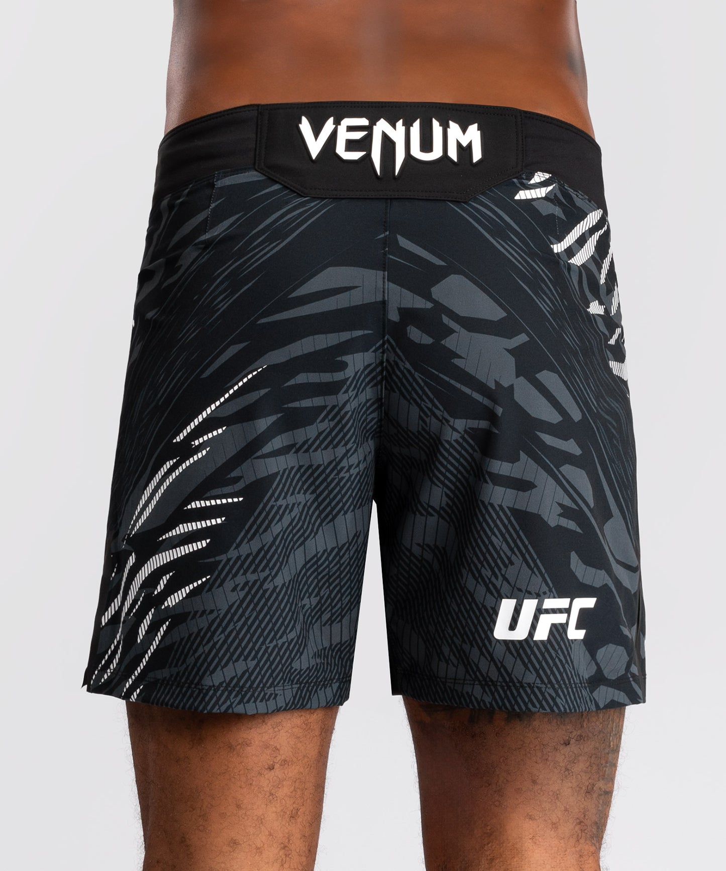 UFC Fusion by Venum Authentic Fight Night Shorts de Lucha para Hombre - Ajuste Corto - Negro