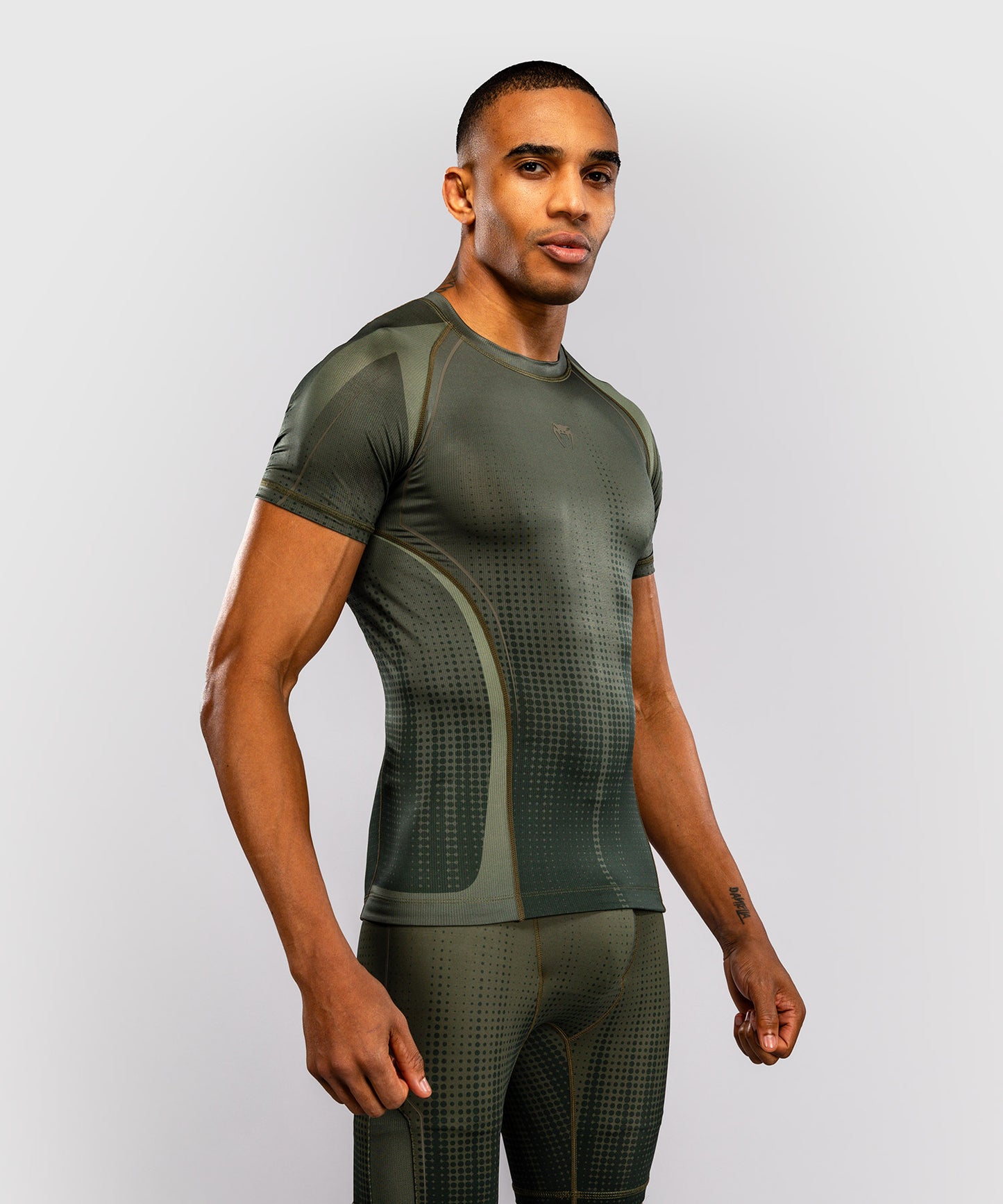 Venum Stealth Rashguard Manga Corta – Caqui/Verde Oscuro