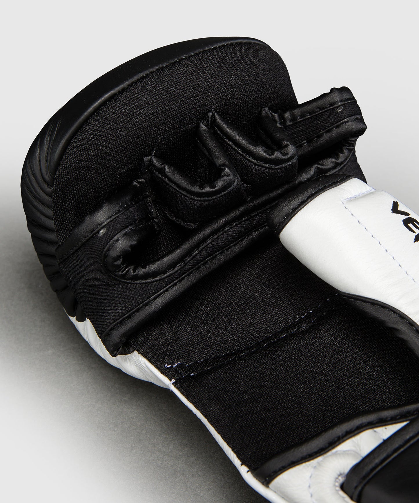 Venum Attack 2.0 Sparringhandschuhe Leder – Schwarz/Weiß