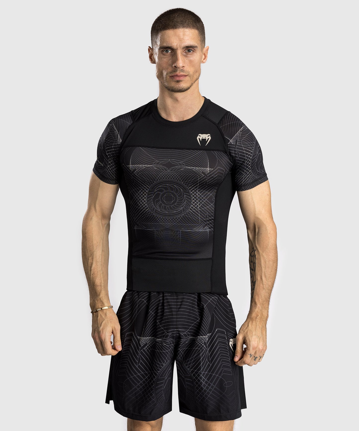 Venum G-Fit Air Herren Kurzarm Rashguard - Tiefschwarz/Wüstensand