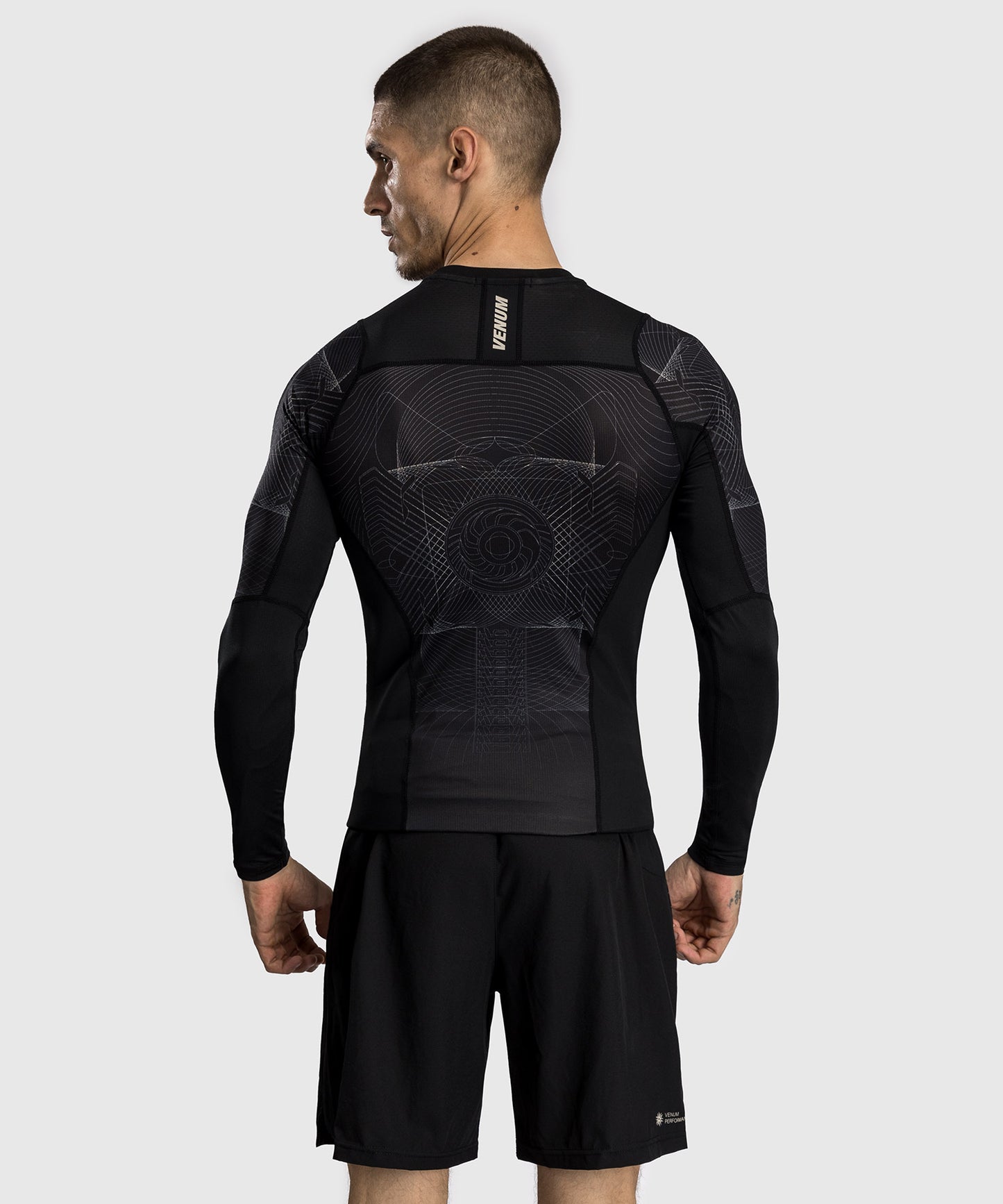 Venum G-Fit Air Rashguard de Manga Larga para Hombre - Negro Profundo/Arena del desierto