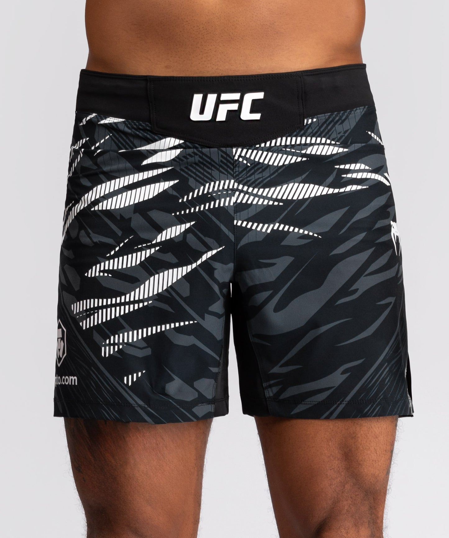 UFC Fusion by Venum Authentic Fight Night Shorts de Lucha para Hombre - Ajuste Corto - Negro